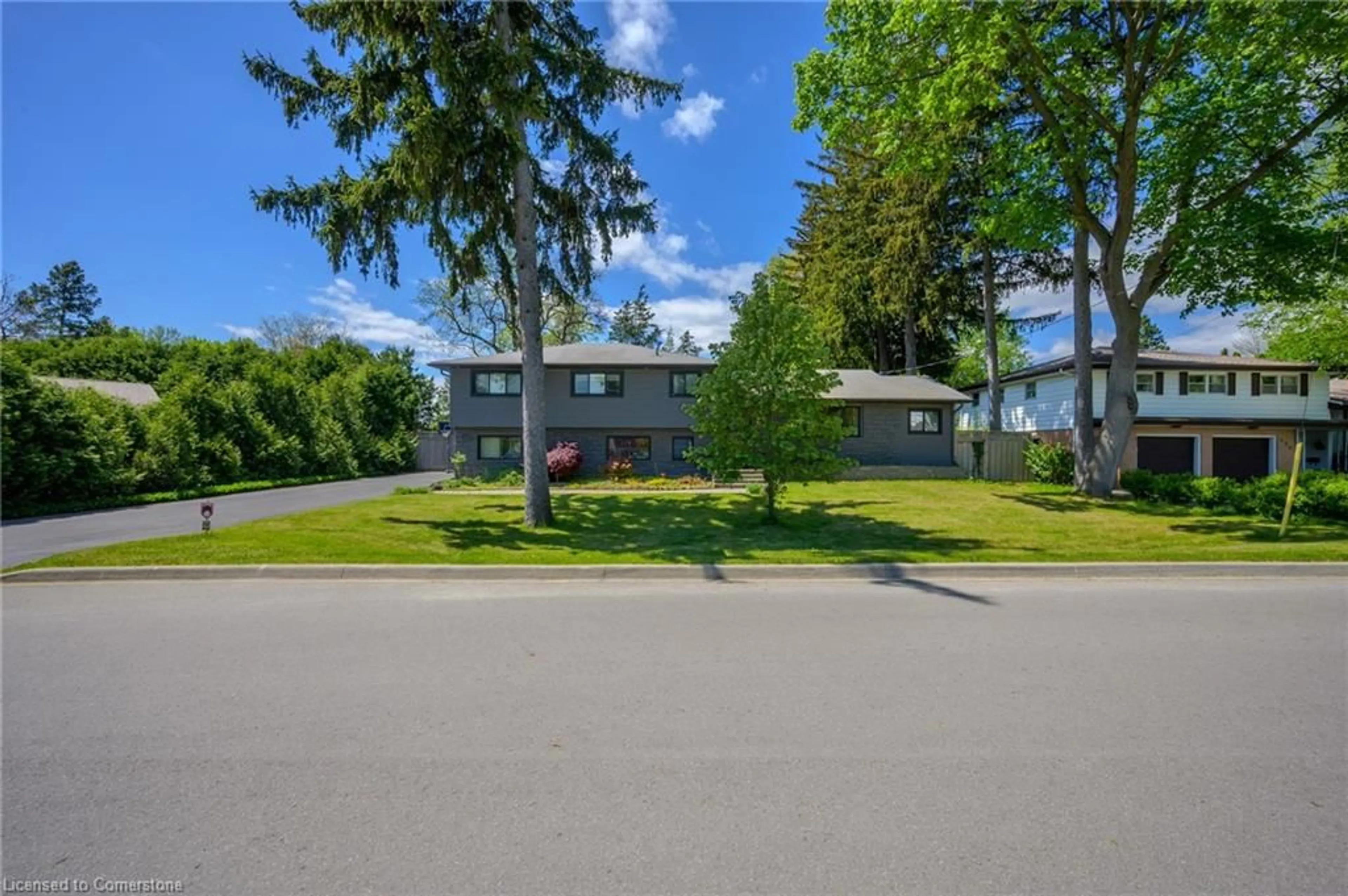 A pic from outside/outdoor area/front of a property/back of a property/a pic from drone, street for 614 Gayne Blvd, Burlington Ontario L7T 3V6