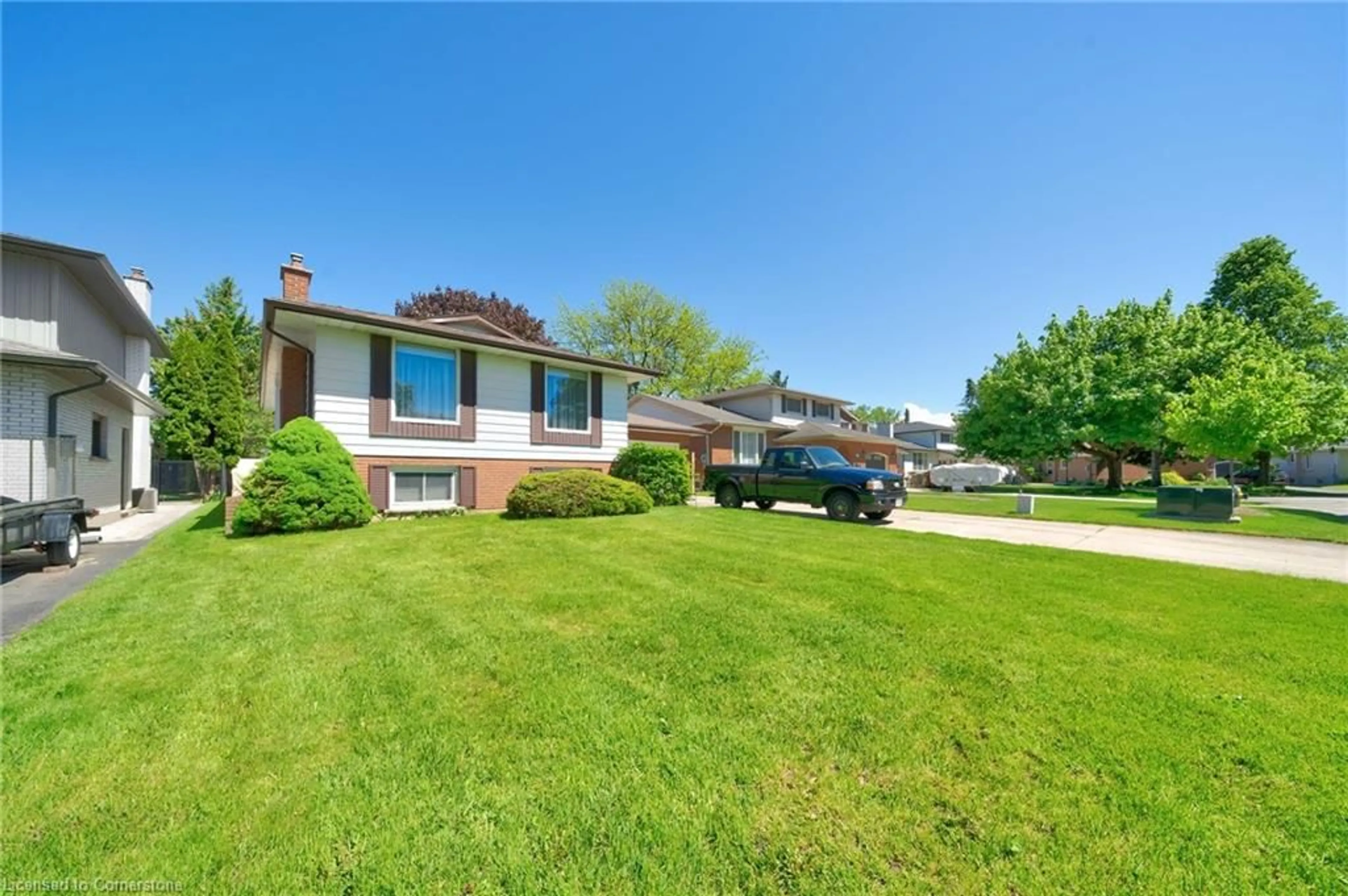 A pic from outside/outdoor area/front of a property/back of a property/a pic from drone, street for 13 Meadowbrook Cres, St. Catharines Ontario L2M 7G8