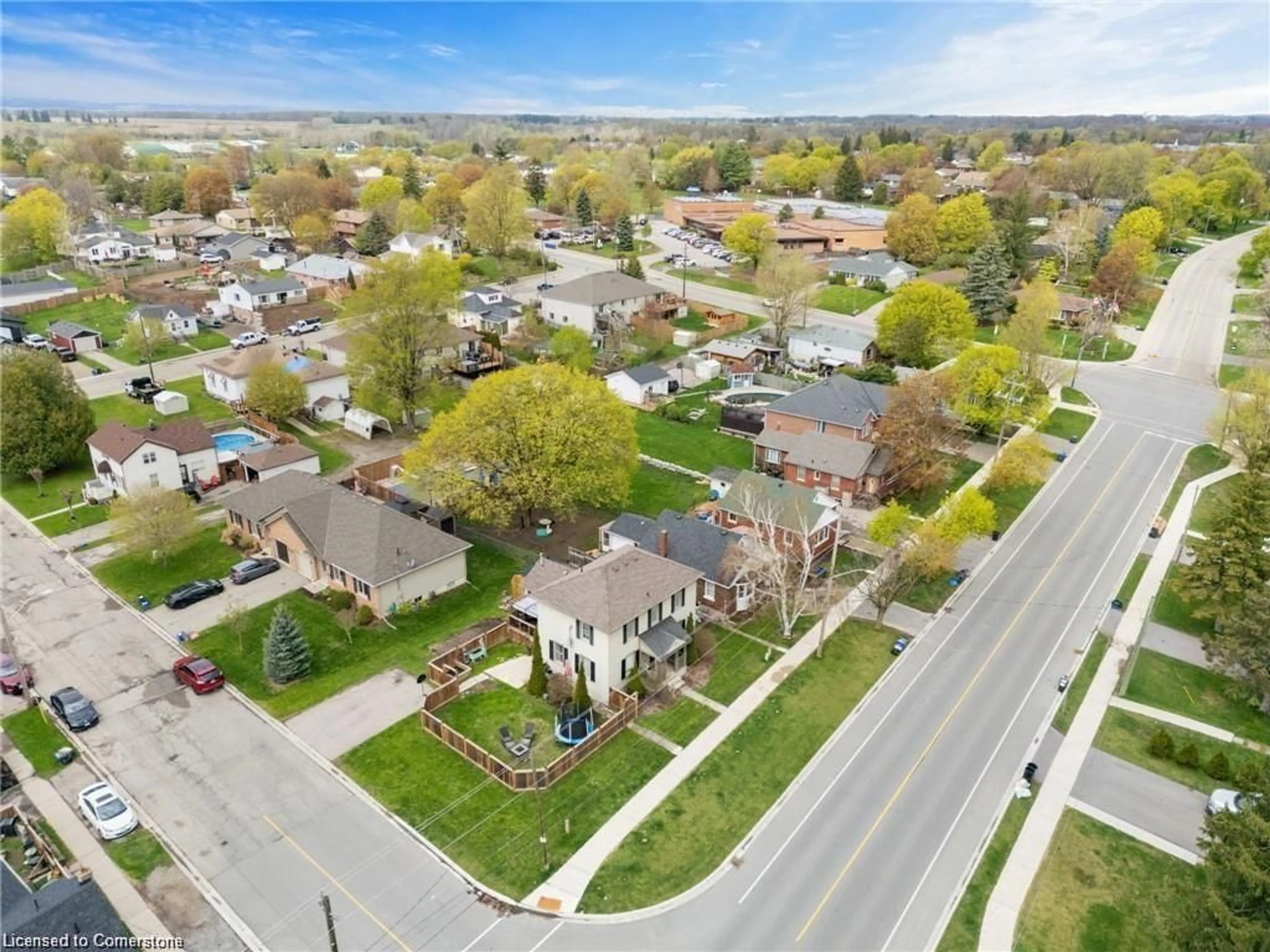 A pic from outside/outdoor area/front of a property/back of a property/a pic from drone, street for 28 Market St, Paris Ontario N3L 3A8