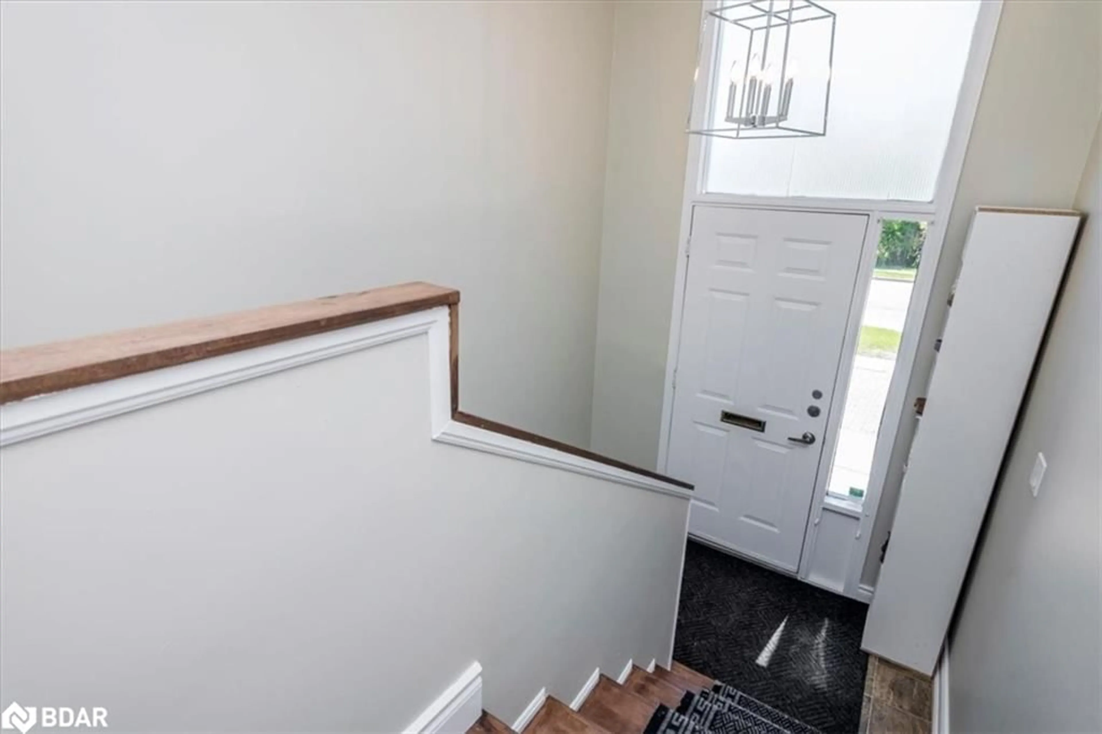 Indoor entryway for 196 Edgehill Dr, Barrie Ontario L4N 1M1