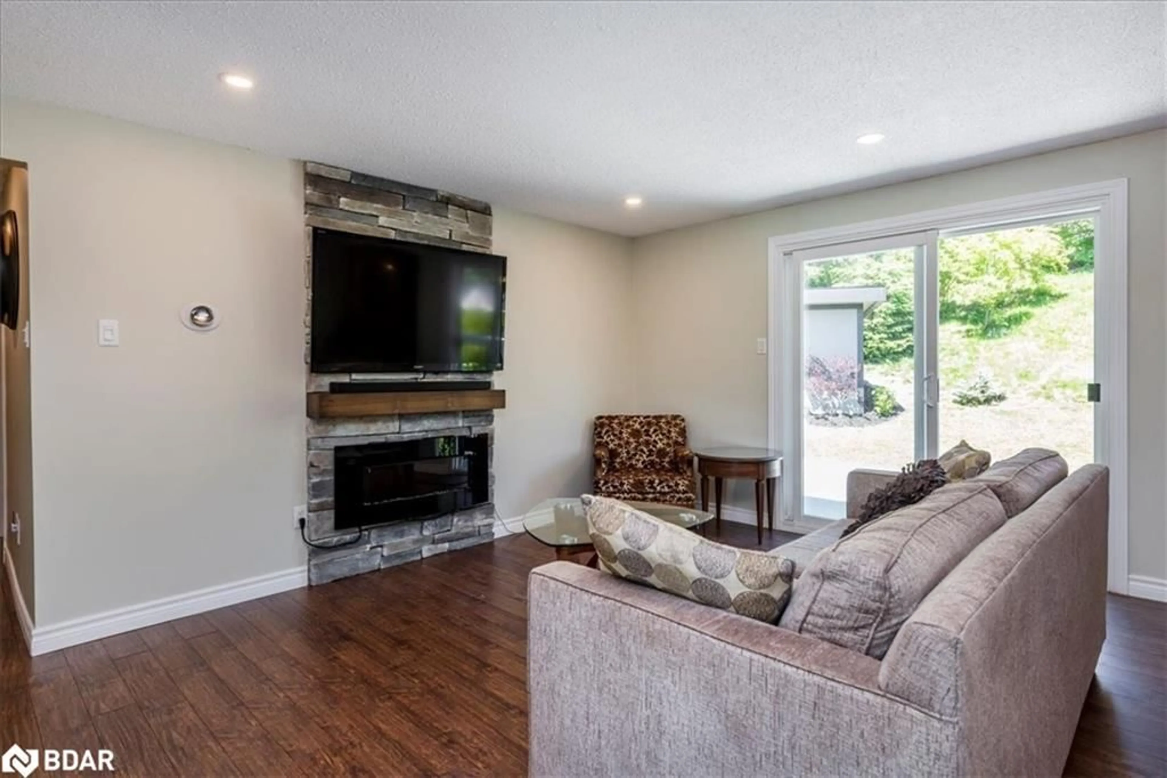 Living room with furniture, unknown for 196 Edgehill Dr, Barrie Ontario L4N 1M1