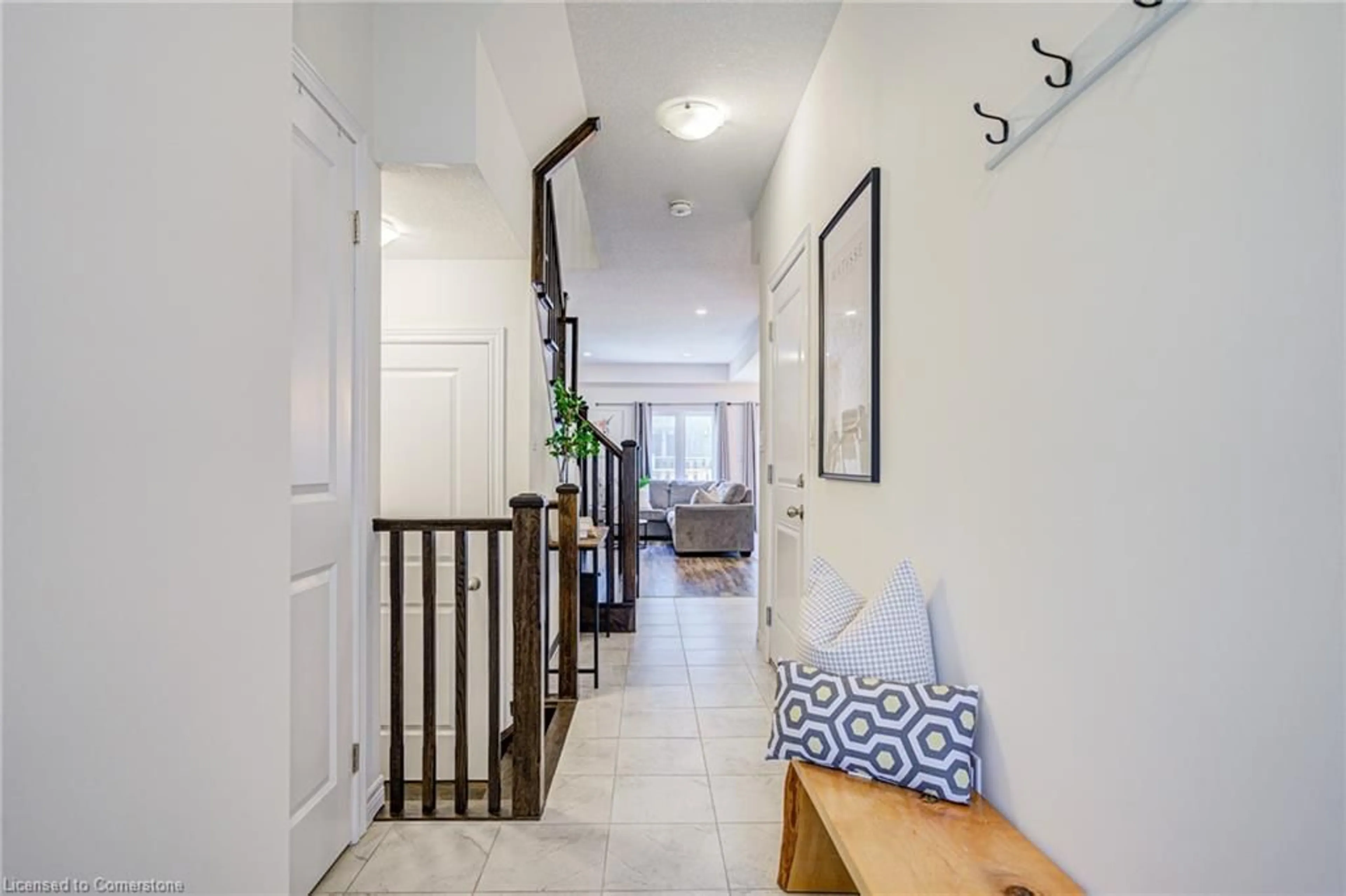 Indoor entryway for 31 Garlent Ave, Hamilton Ontario L9K 0J9