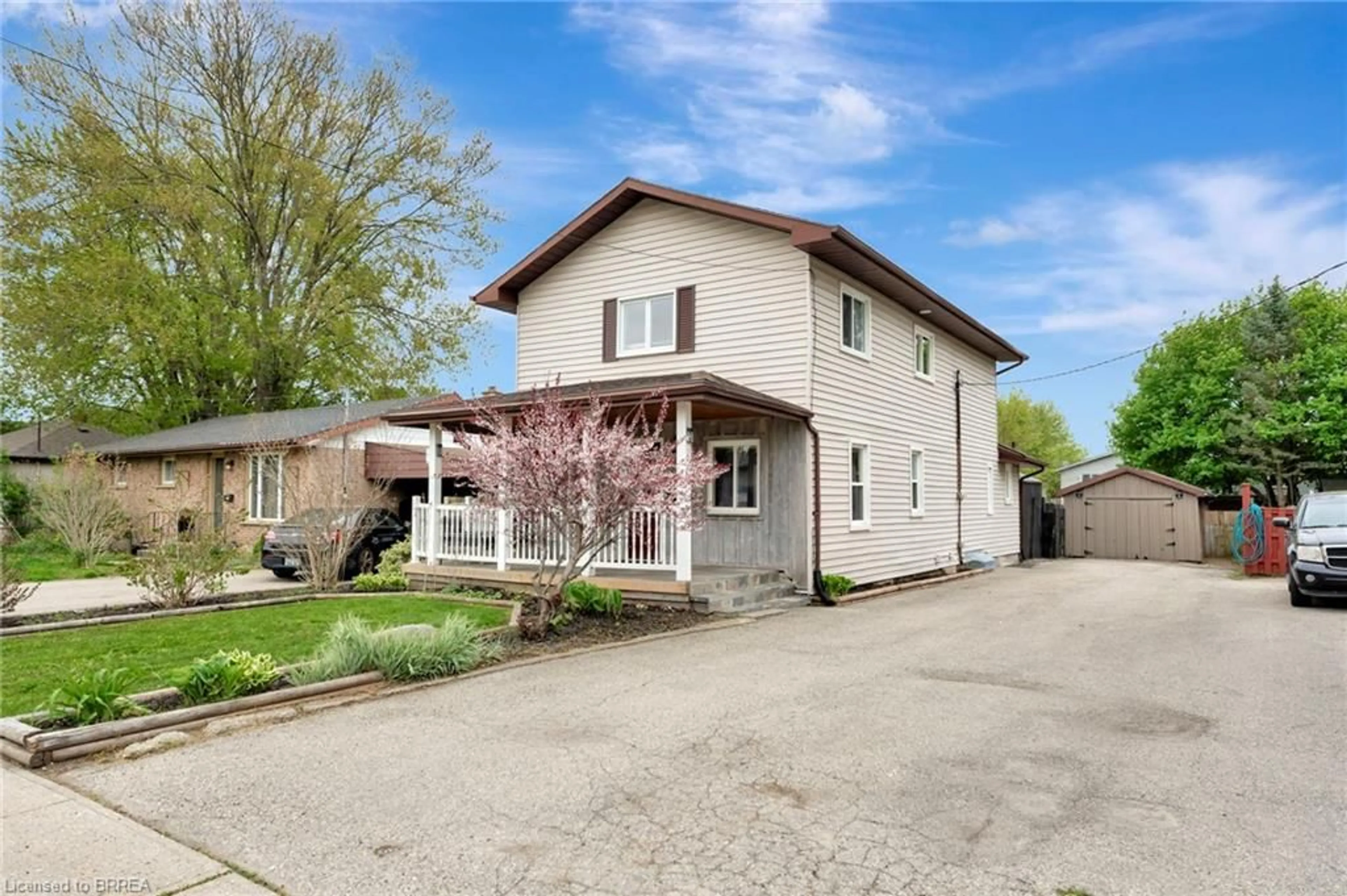 A pic from outside/outdoor area/front of a property/back of a property/a pic from drone, street for 126 Silver St, Paris Ontario N3L 1V4