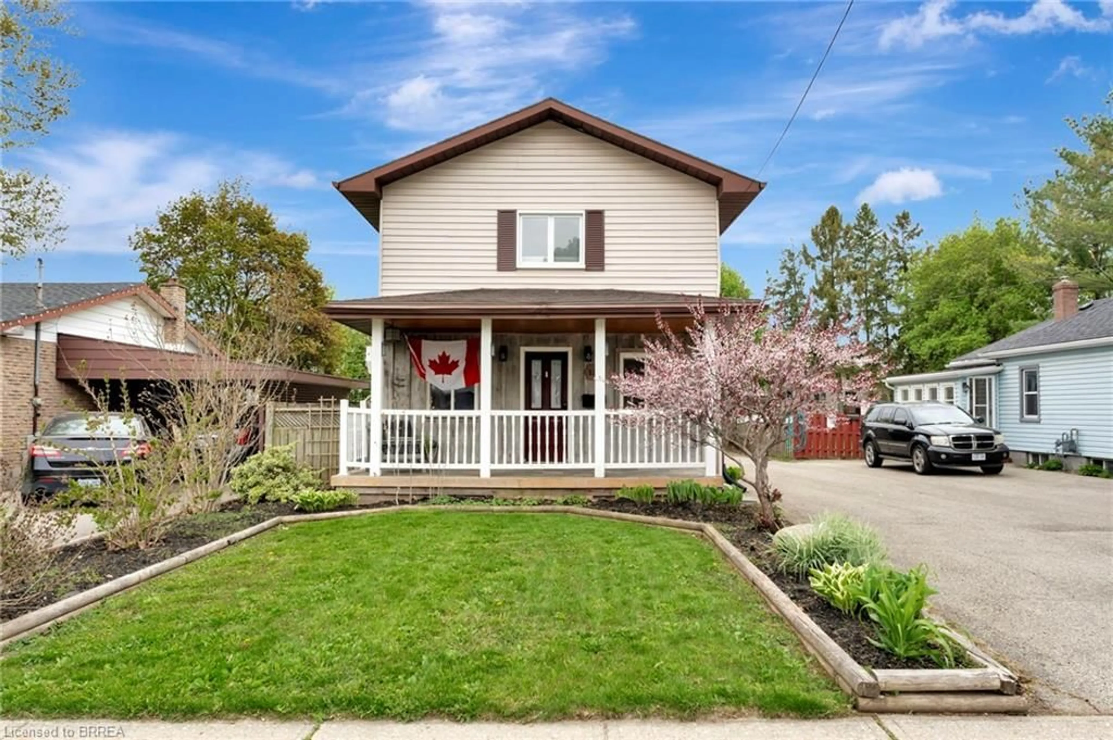 Home with vinyl exterior material, street for 126 Silver St, Paris Ontario N3L 1V4