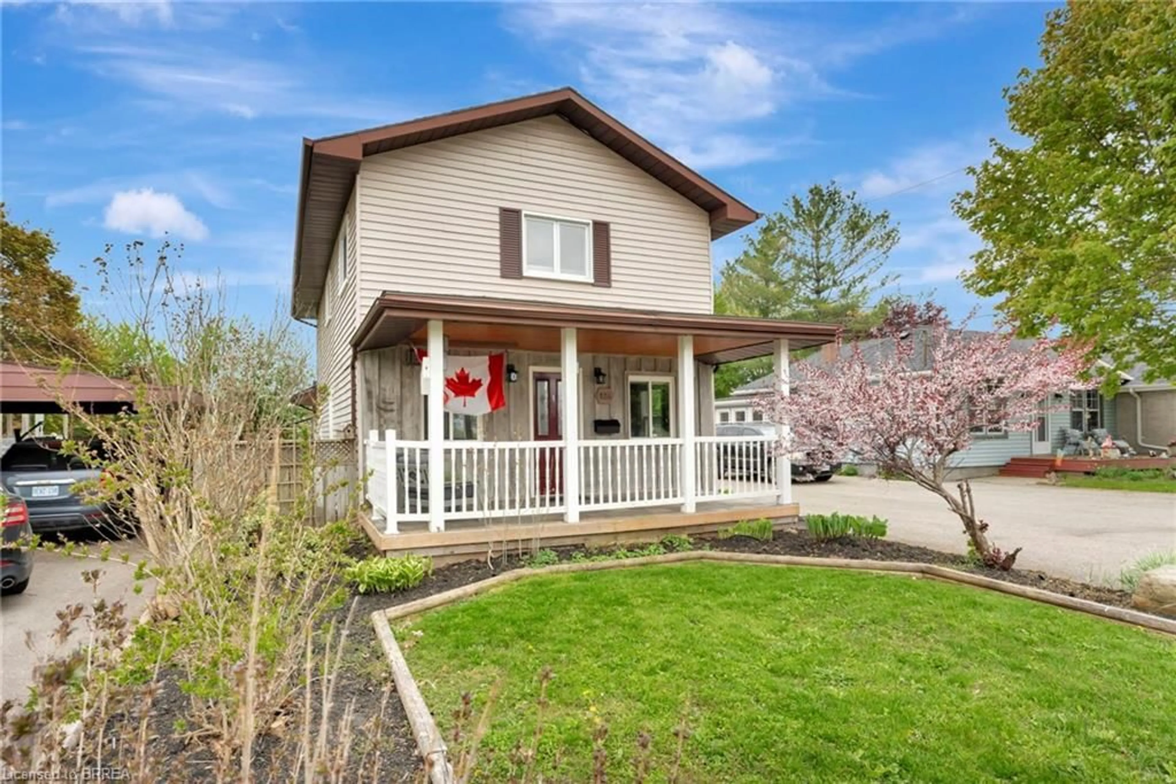 Home with vinyl exterior material, street for 126 Silver St, Paris Ontario N3L 1V4