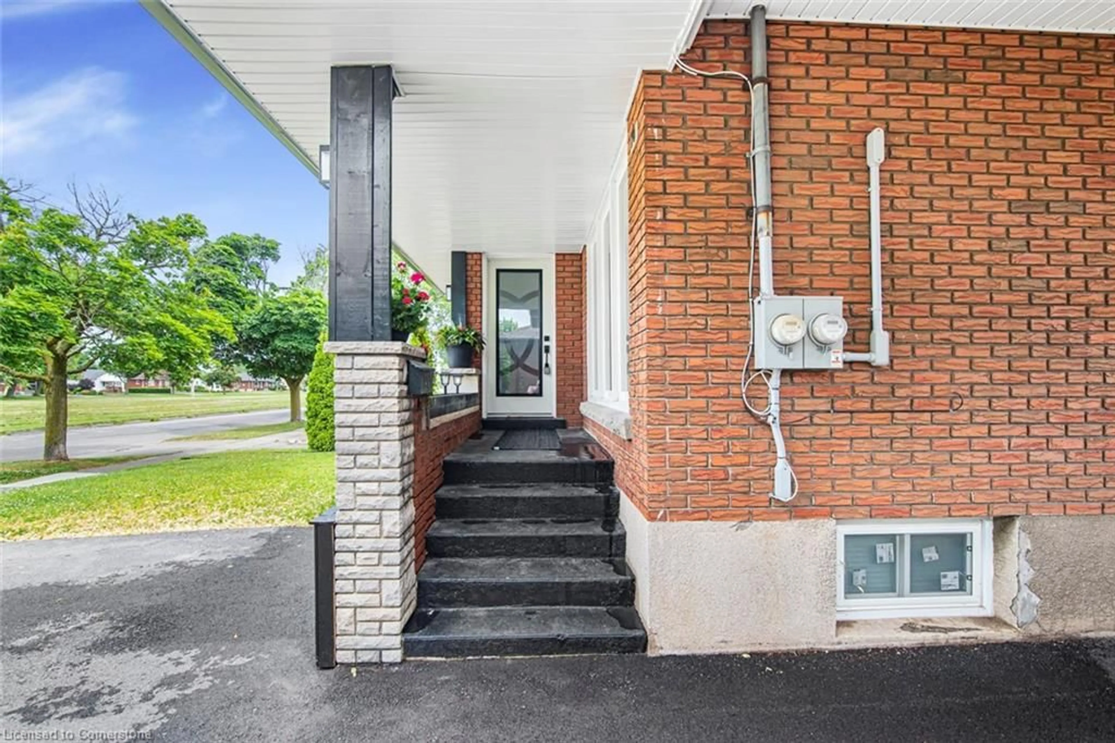 Indoor foyer for 70 Golden Blvd, Welland Ontario L3B 1H6