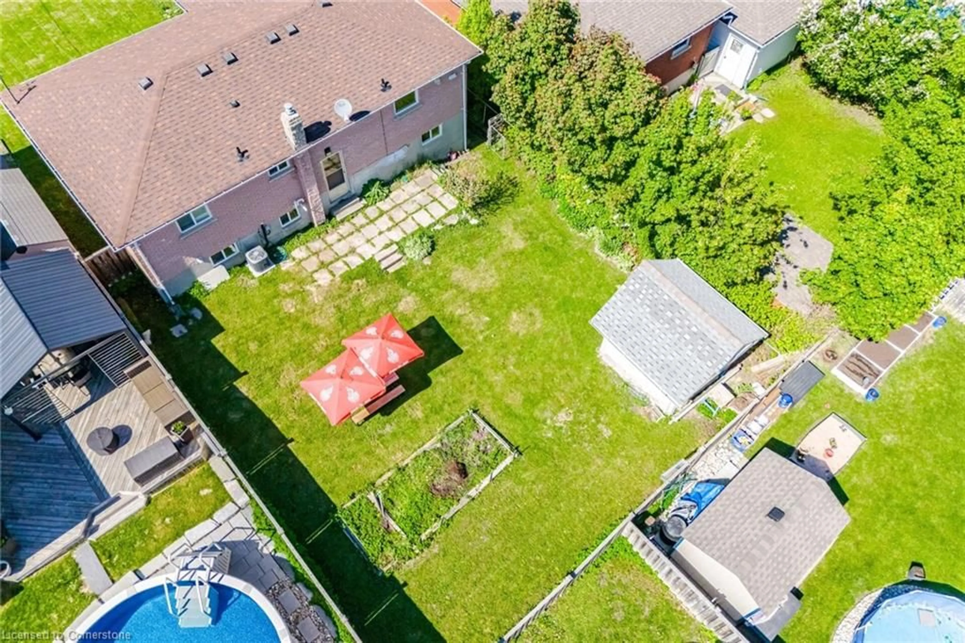 A pic from outside/outdoor area/front of a property/back of a property/a pic from drone, street for 122 Luxury Ave, Bradford Ontario L3Z 1T4