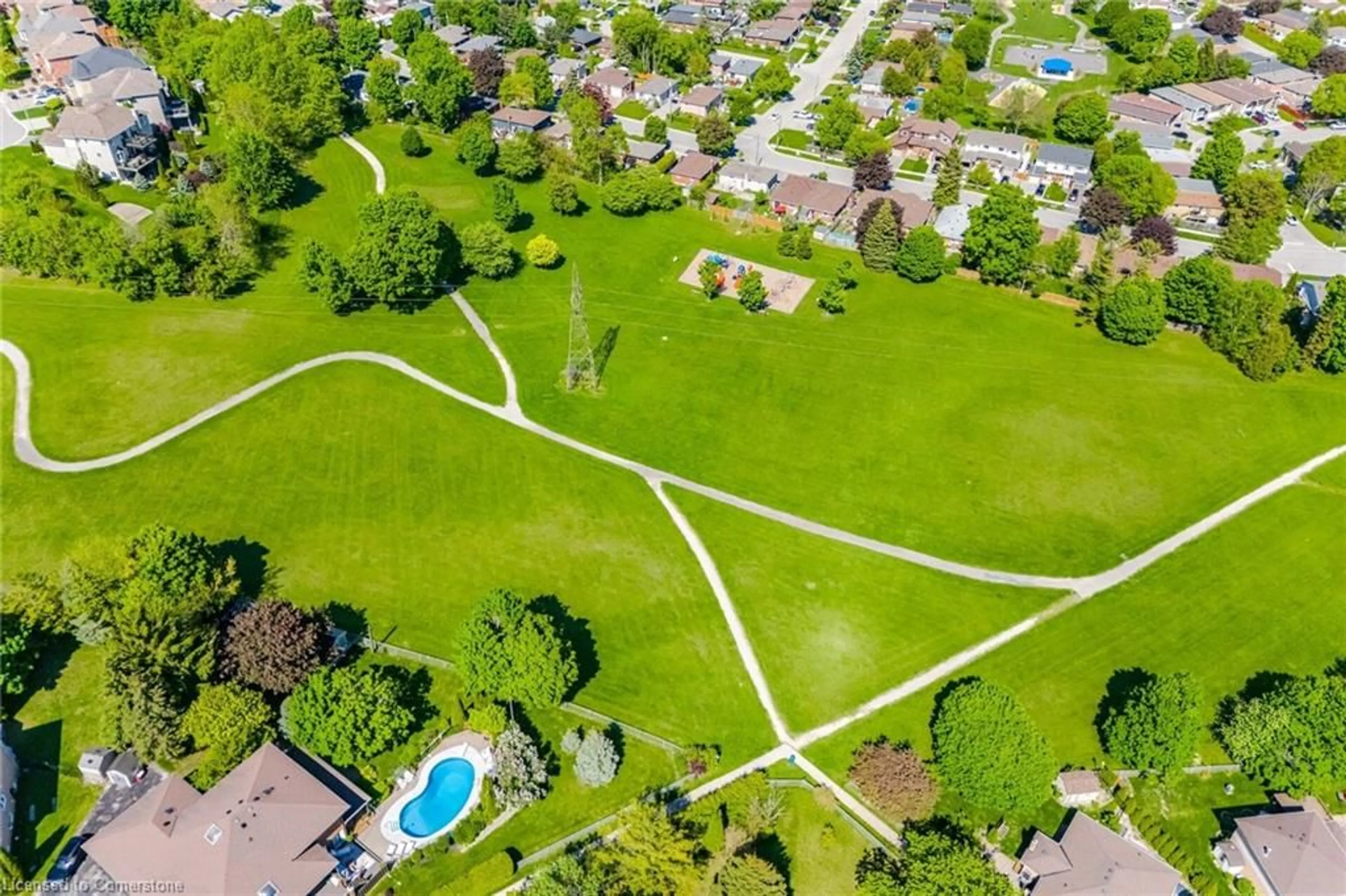 A pic from outside/outdoor area/front of a property/back of a property/a pic from drone, street for 122 Luxury Ave, Bradford Ontario L3Z 1T4