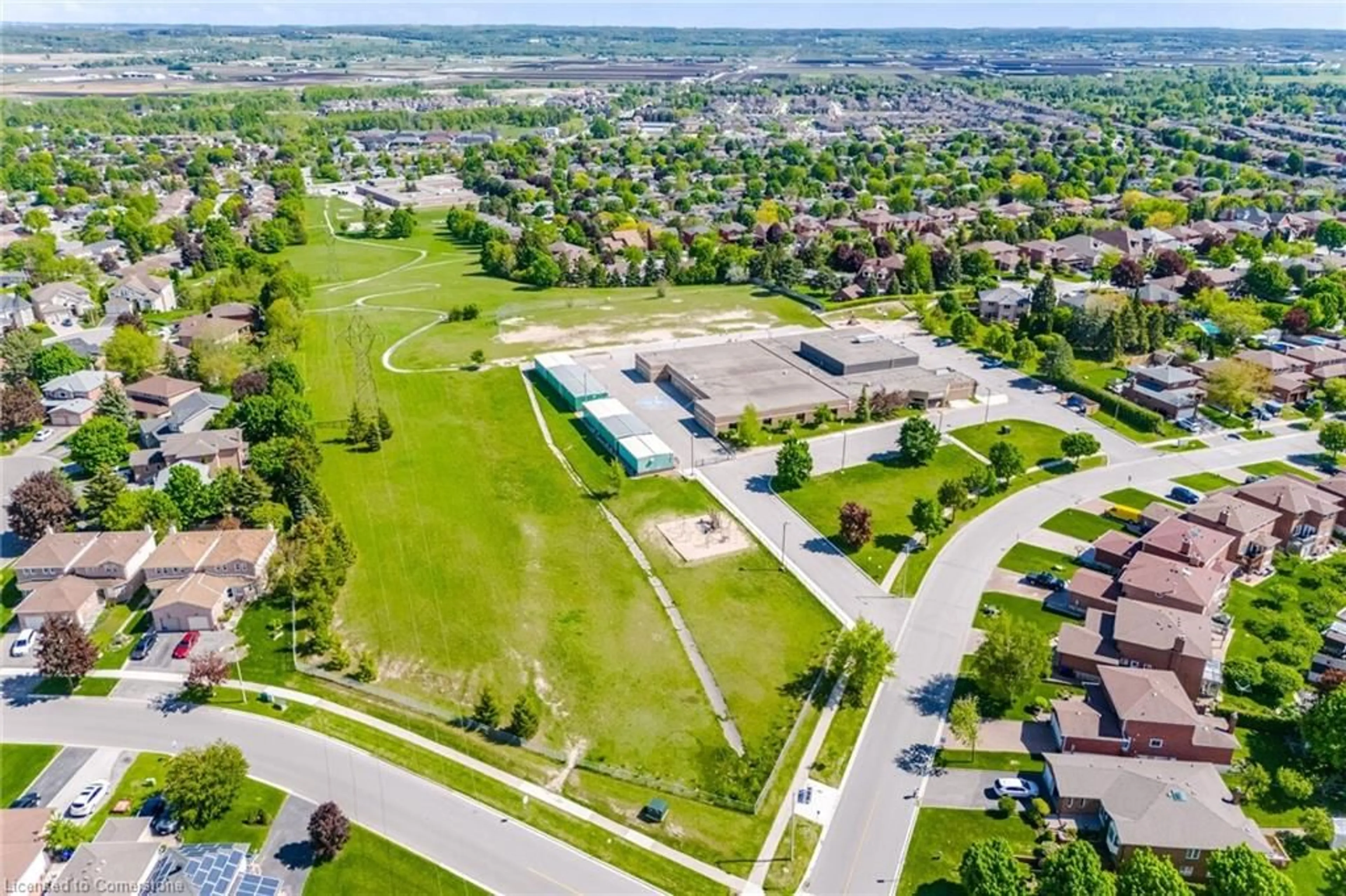 A pic from outside/outdoor area/front of a property/back of a property/a pic from drone, street for 122 Luxury Ave, Bradford Ontario L3Z 1T4
