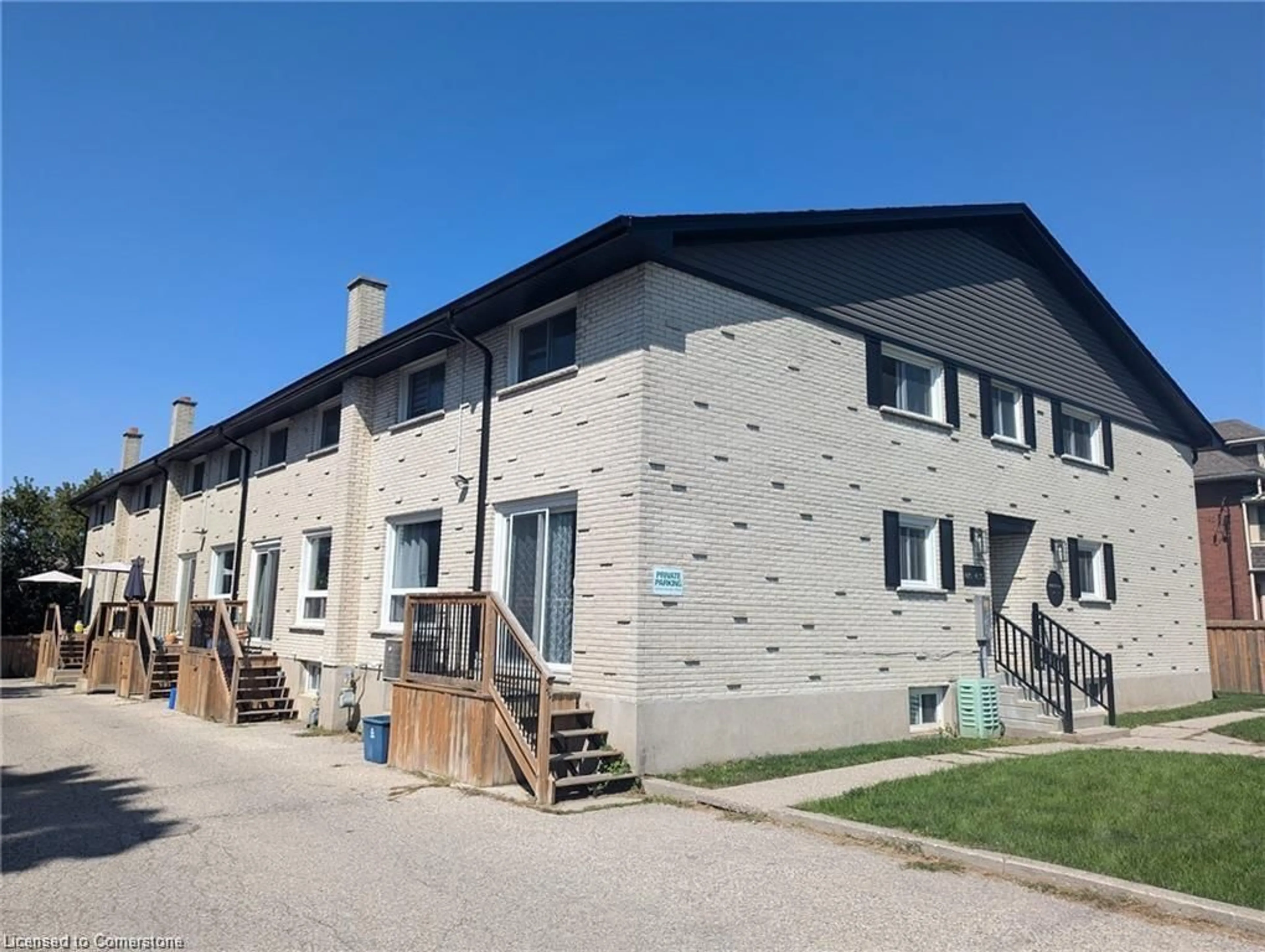 A pic from outside/outdoor area/front of a property/back of a property/a pic from drone, building for 415-435 Garden St, Cambridge Ontario N3H 4E1
