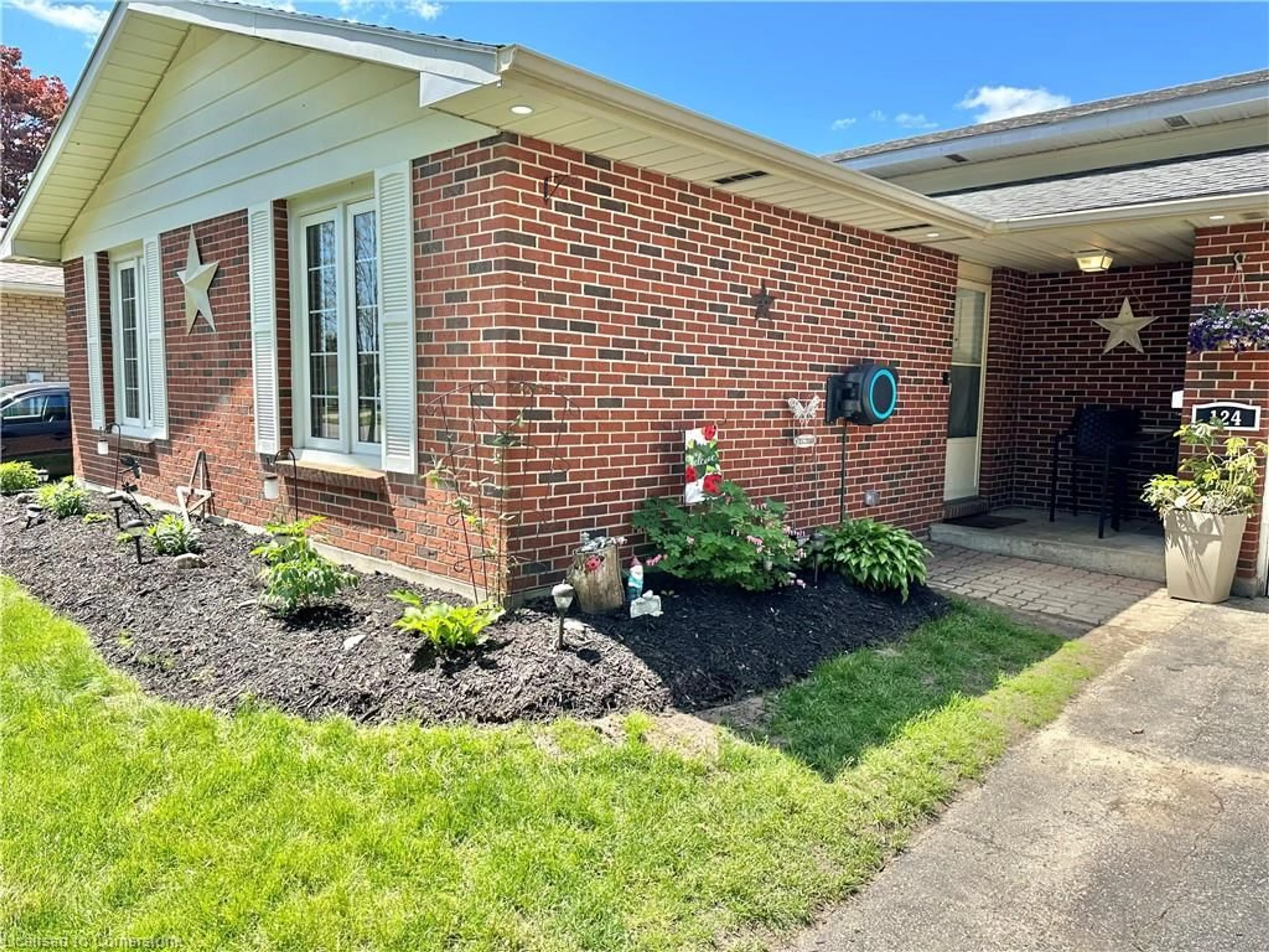 Home with brick exterior material, street for 124 Oak St, Simcoe Ontario N3Y 4S3