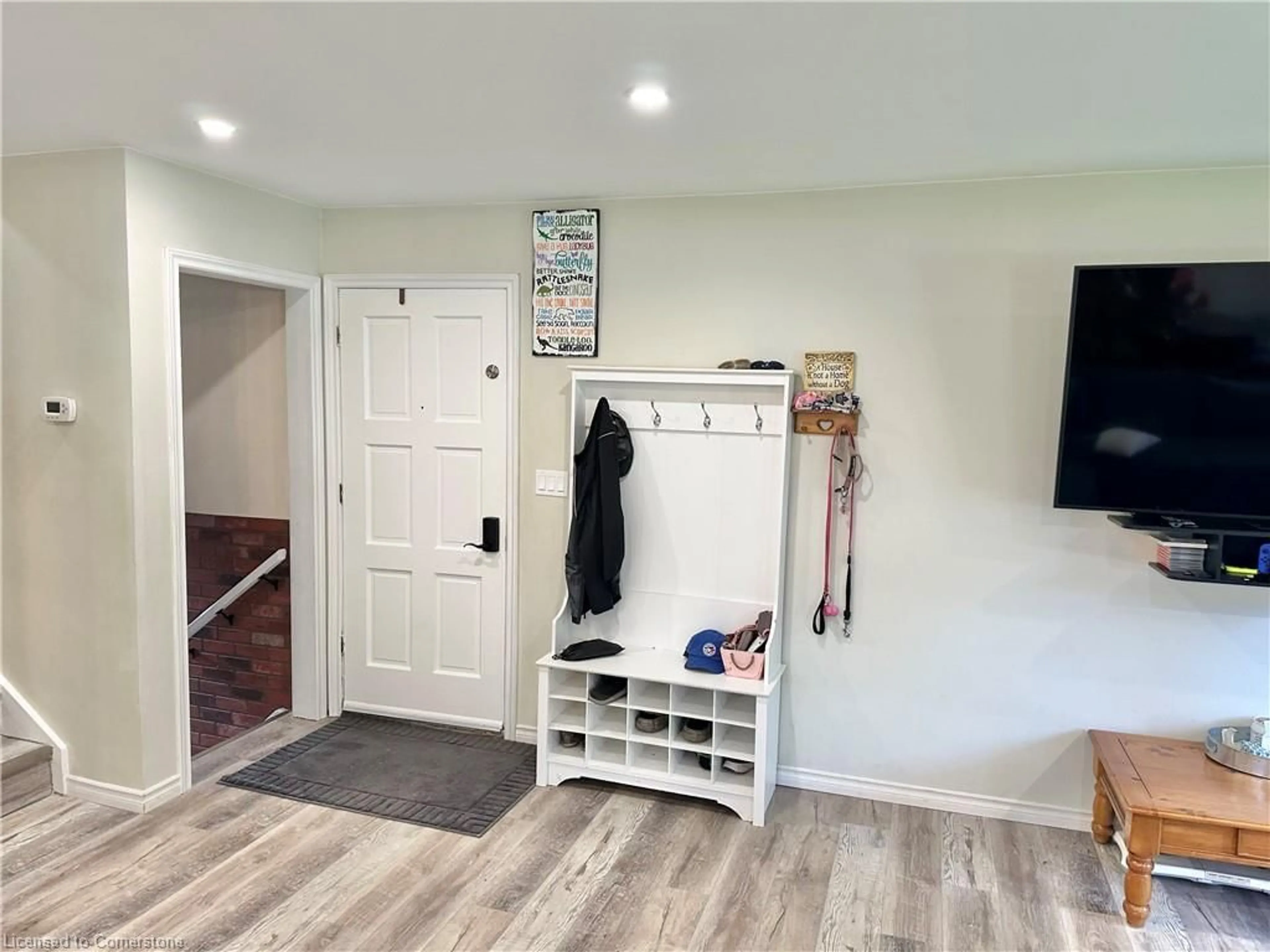 Indoor entryway for 124 Oak St, Simcoe Ontario N3Y 4S3
