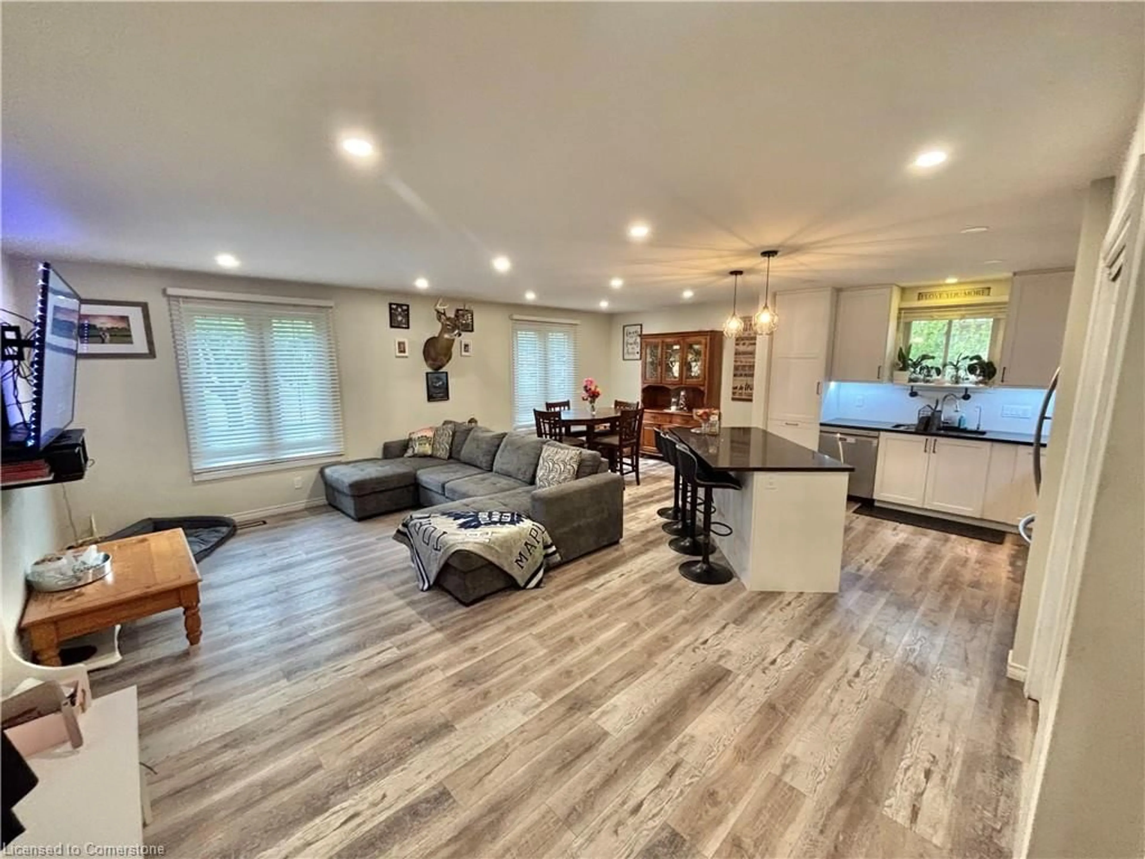 Living room with furniture, wood/laminate floor for 124 Oak St, Simcoe Ontario N3Y 4S3
