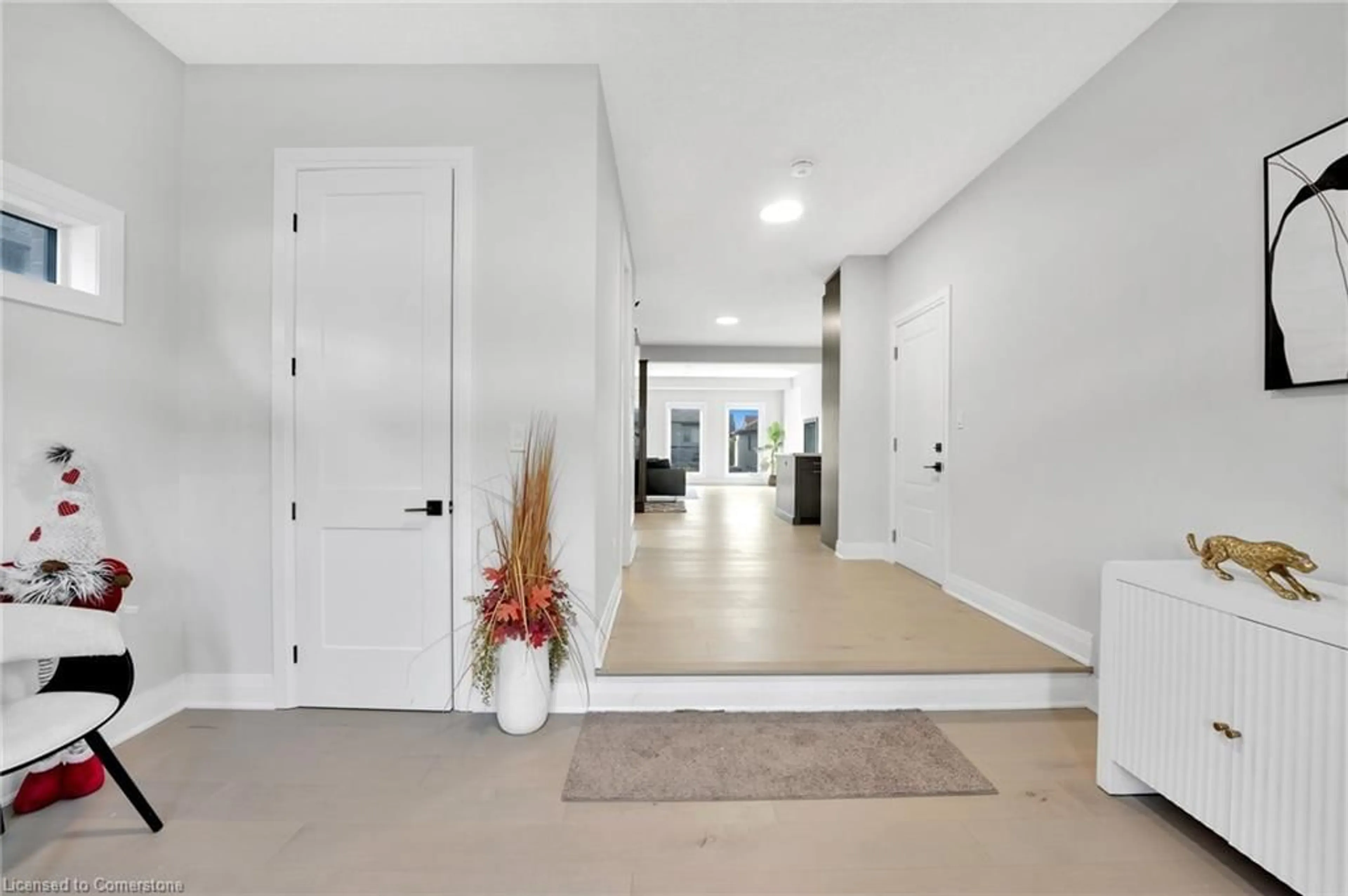 Indoor foyer for 554 Bridgemill Cres, Kitchener Ontario N2A 0K3