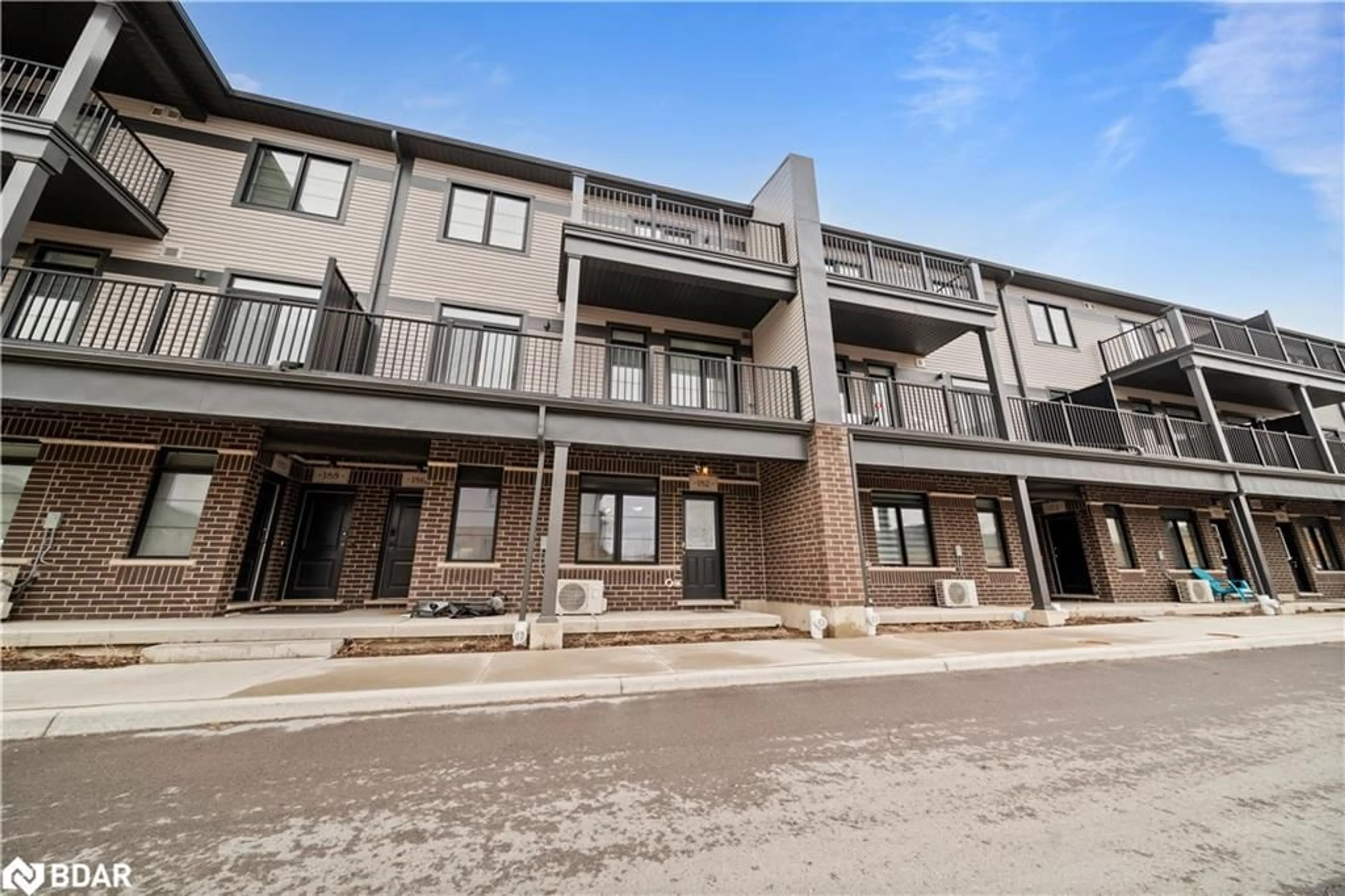 Patio, building for 182 Oat Lane #6, Kitchener Ontario N2R 0S8