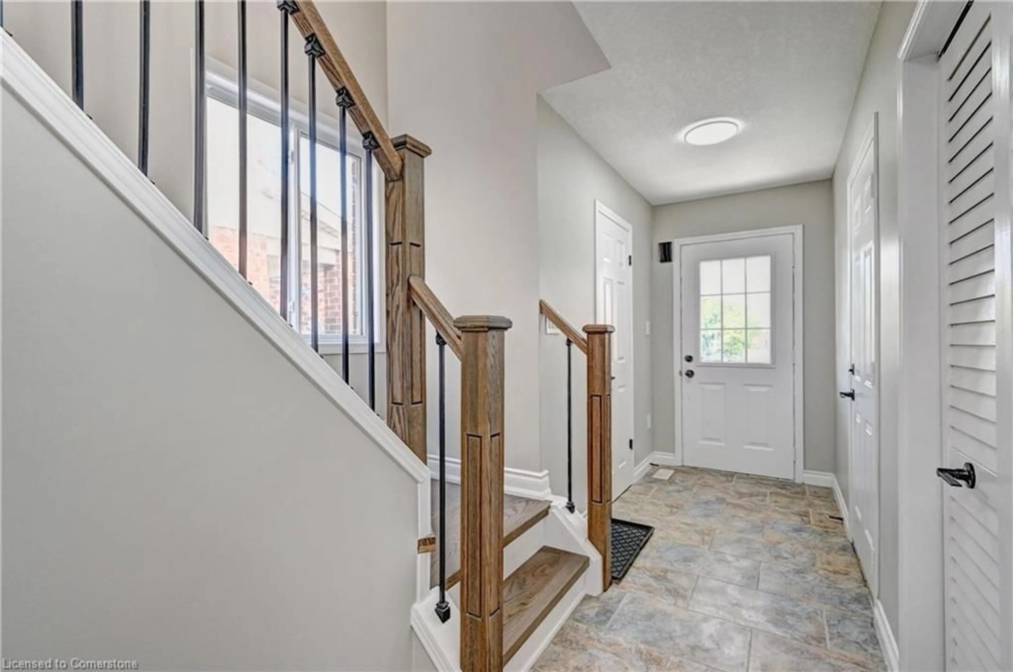 Indoor entryway for 620 Langlaw Dr, Cambridge Ontario N1P 1H4