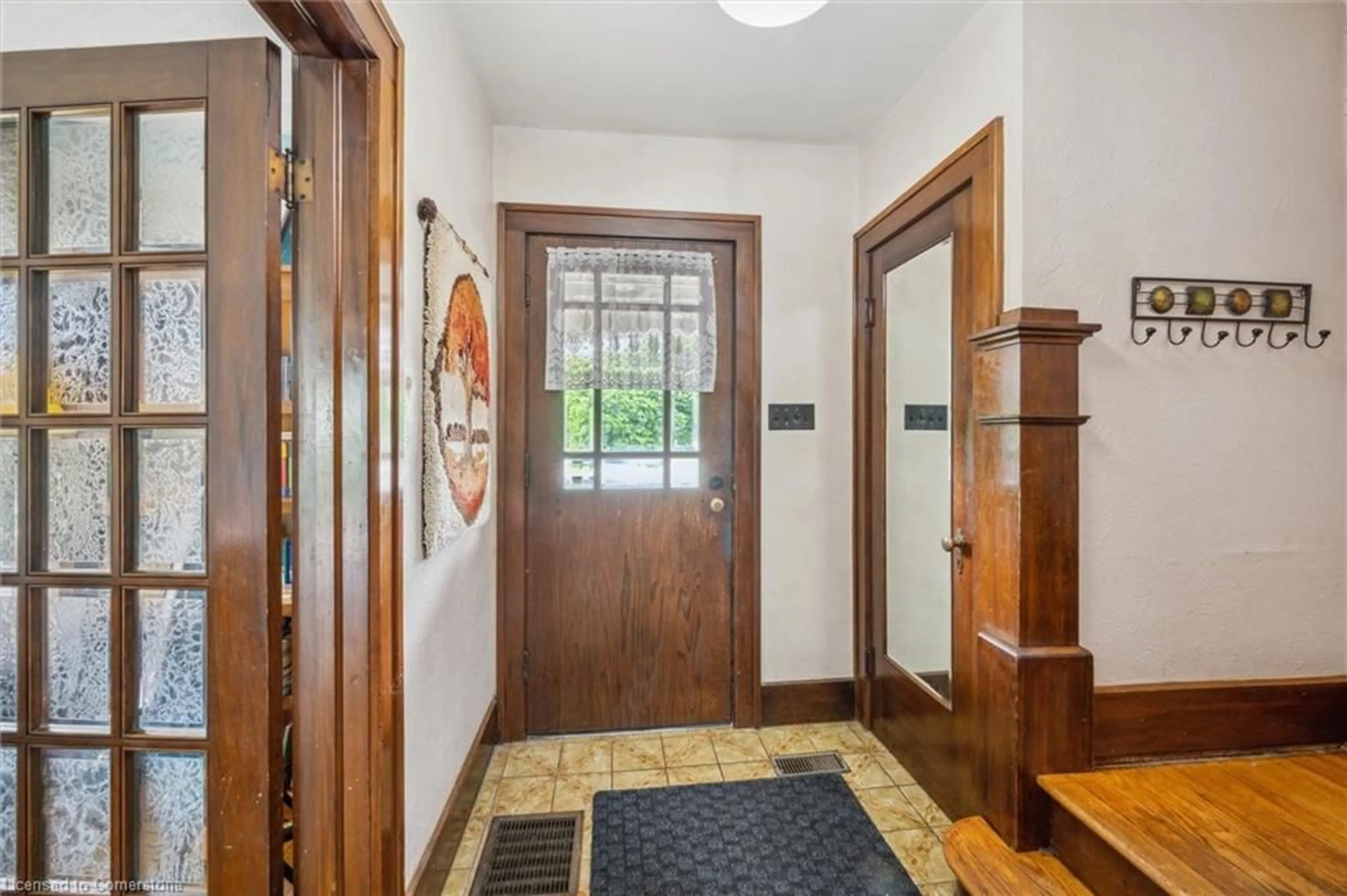 Indoor foyer for 208 Stirling Ave, Kitchener Ontario N2G 3N9