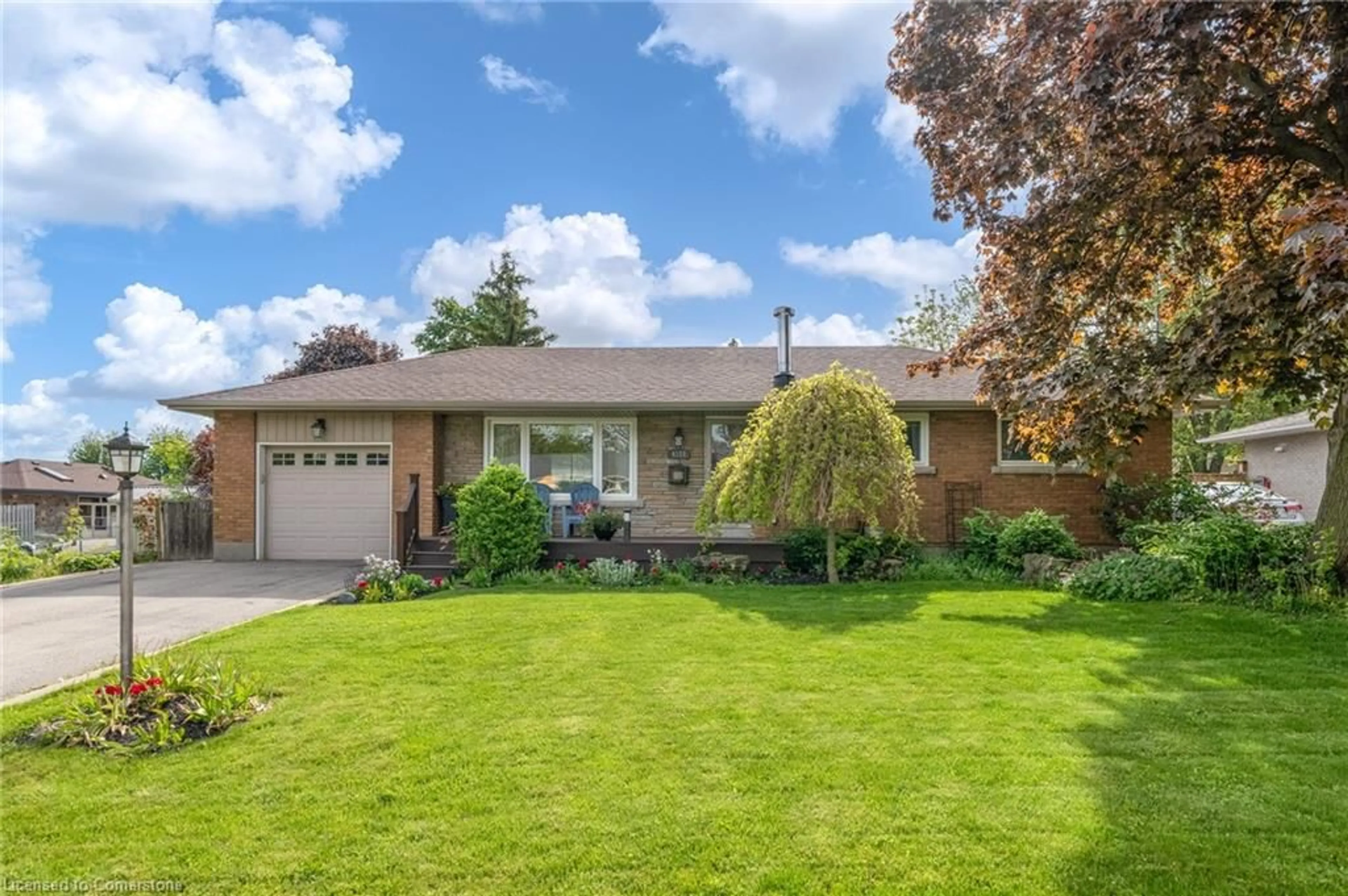 Home with vinyl exterior material, street for 4111 Barry Dr, Beamsville Ontario L3J 0L3