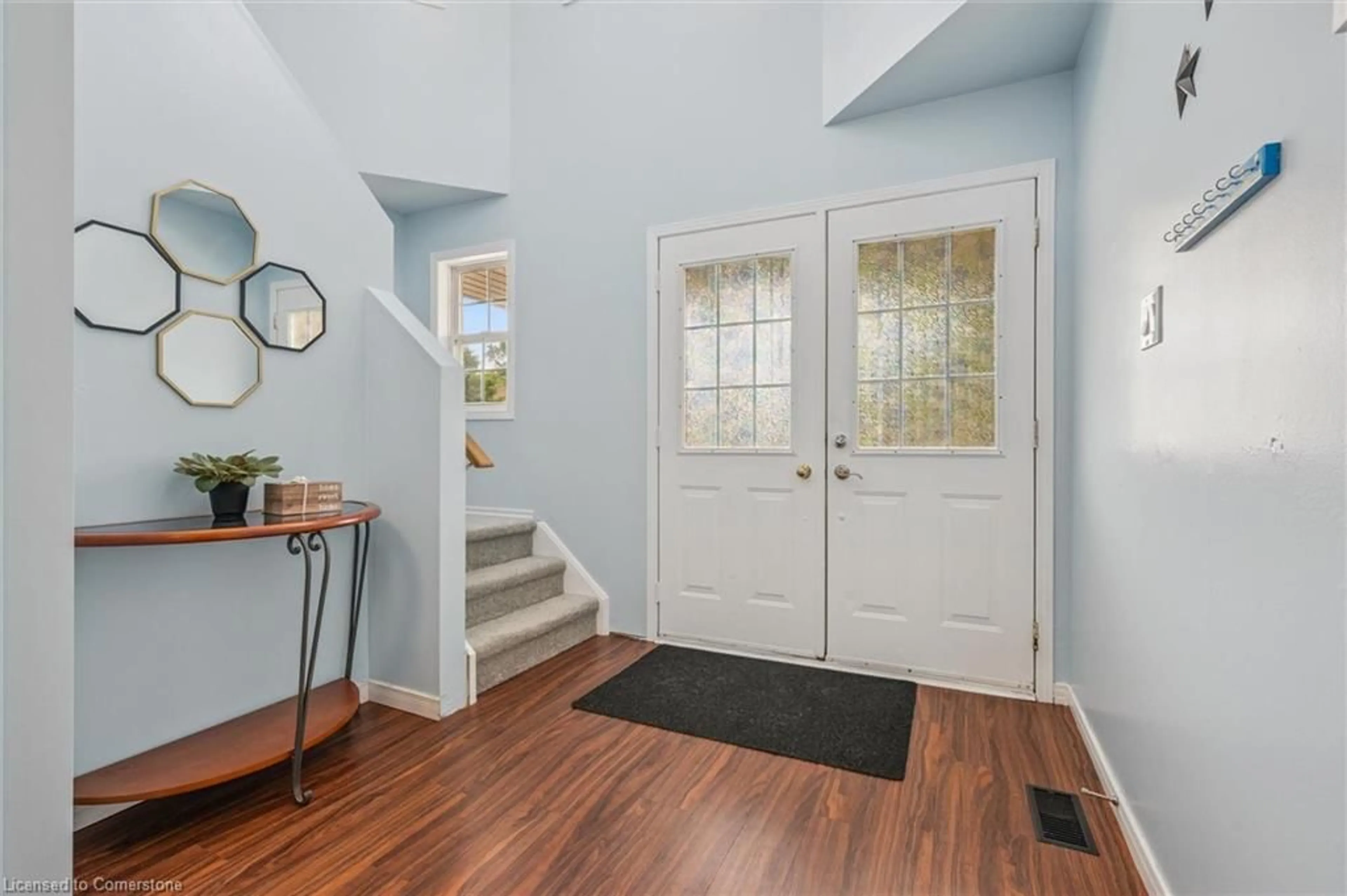 Indoor entryway for 224 Pineland Crt, Waterloo Ontario N2T 2S3