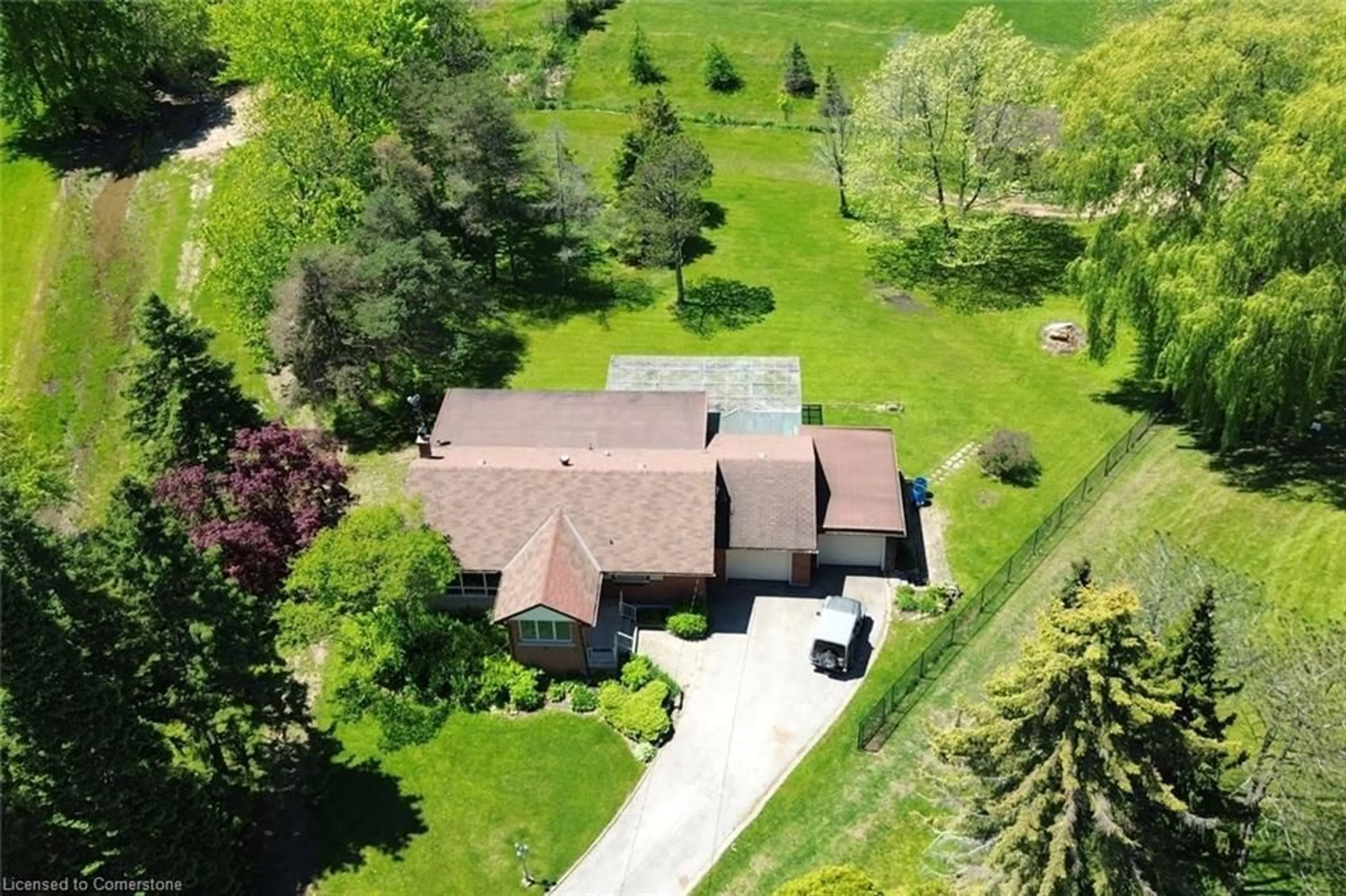 A pic from outside/outdoor area/front of a property/back of a property/a pic from drone, street for 10 Flamboro Crt, Hamilton Ontario L9H 4Z3