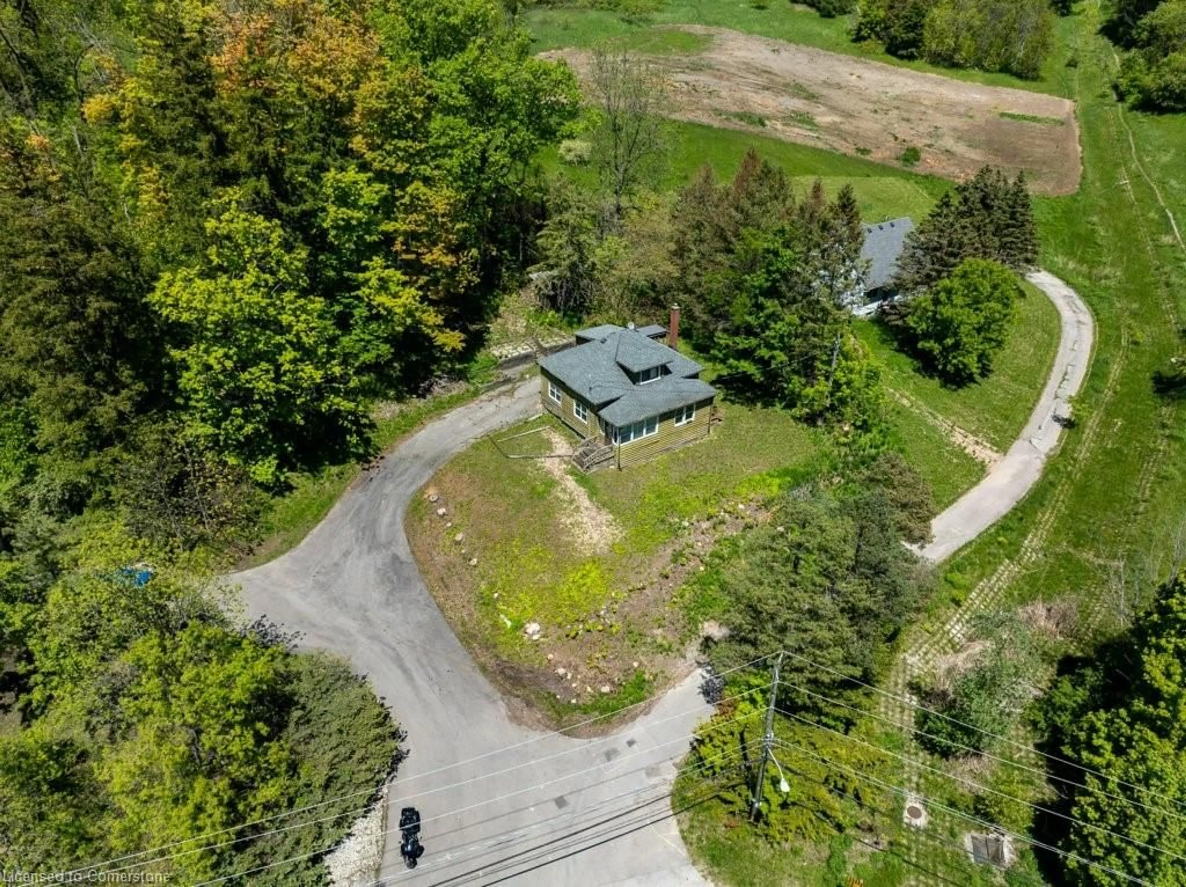 A pic from outside/outdoor area/front of a property/back of a property/a pic from drone, street for 191 Mill St, Waterdown Ontario L0R 2H0