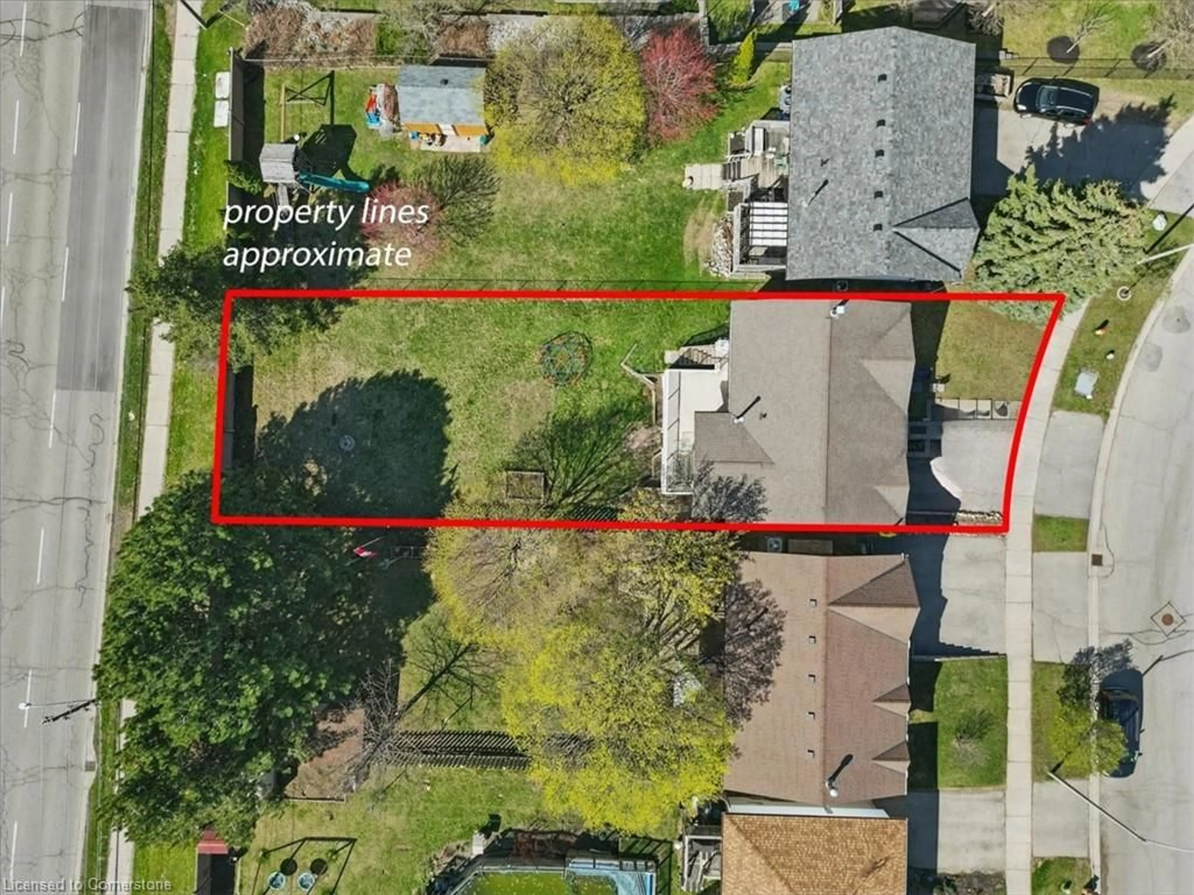 A pic from outside/outdoor area/front of a property/back of a property/a pic from drone, street for 73 Southwood Dr, Kitchener Ontario N2E 2E6