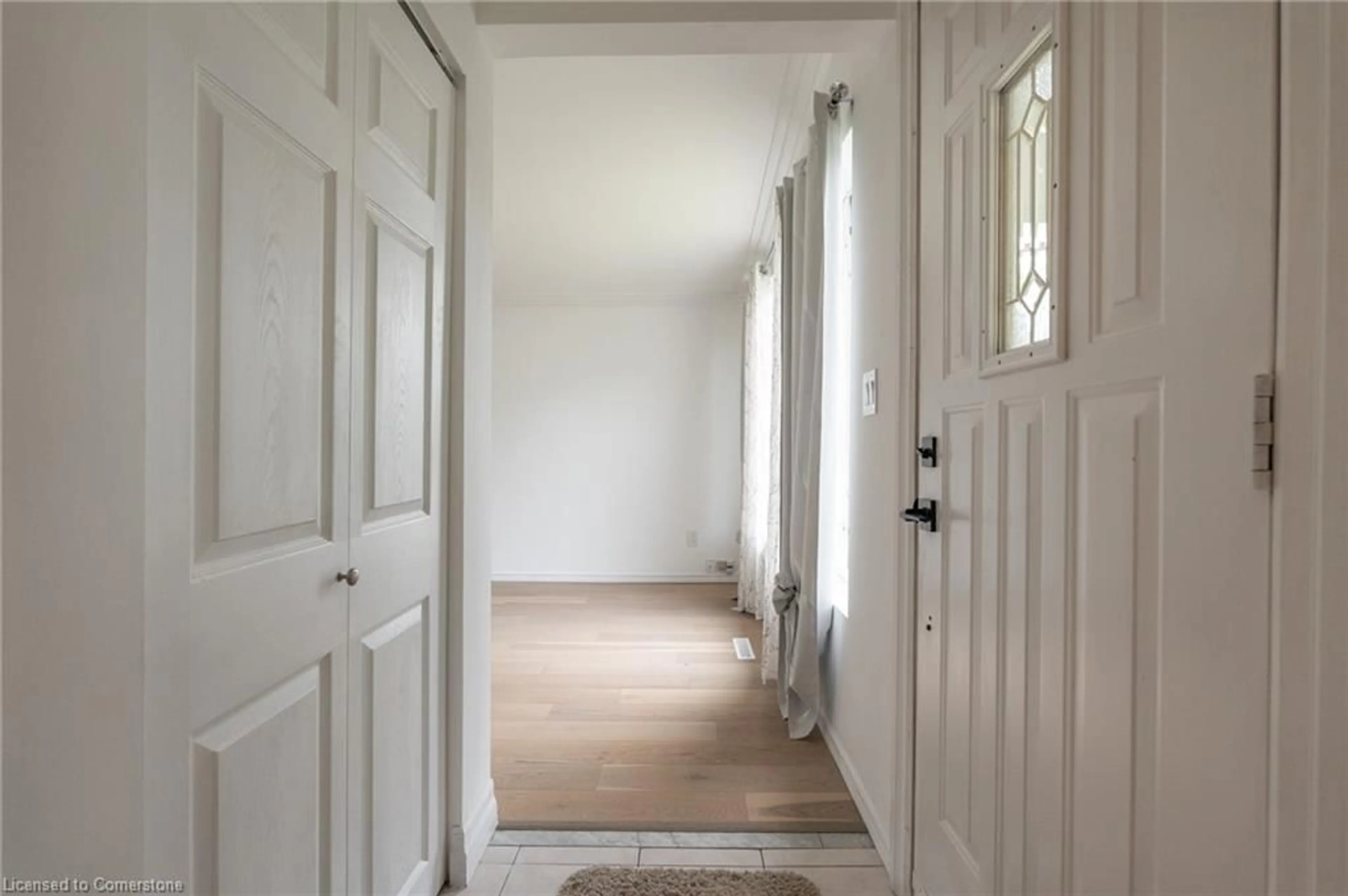 Indoor entryway for 61 Meadowlark Dr, Hamilton Ontario L9A 2K4