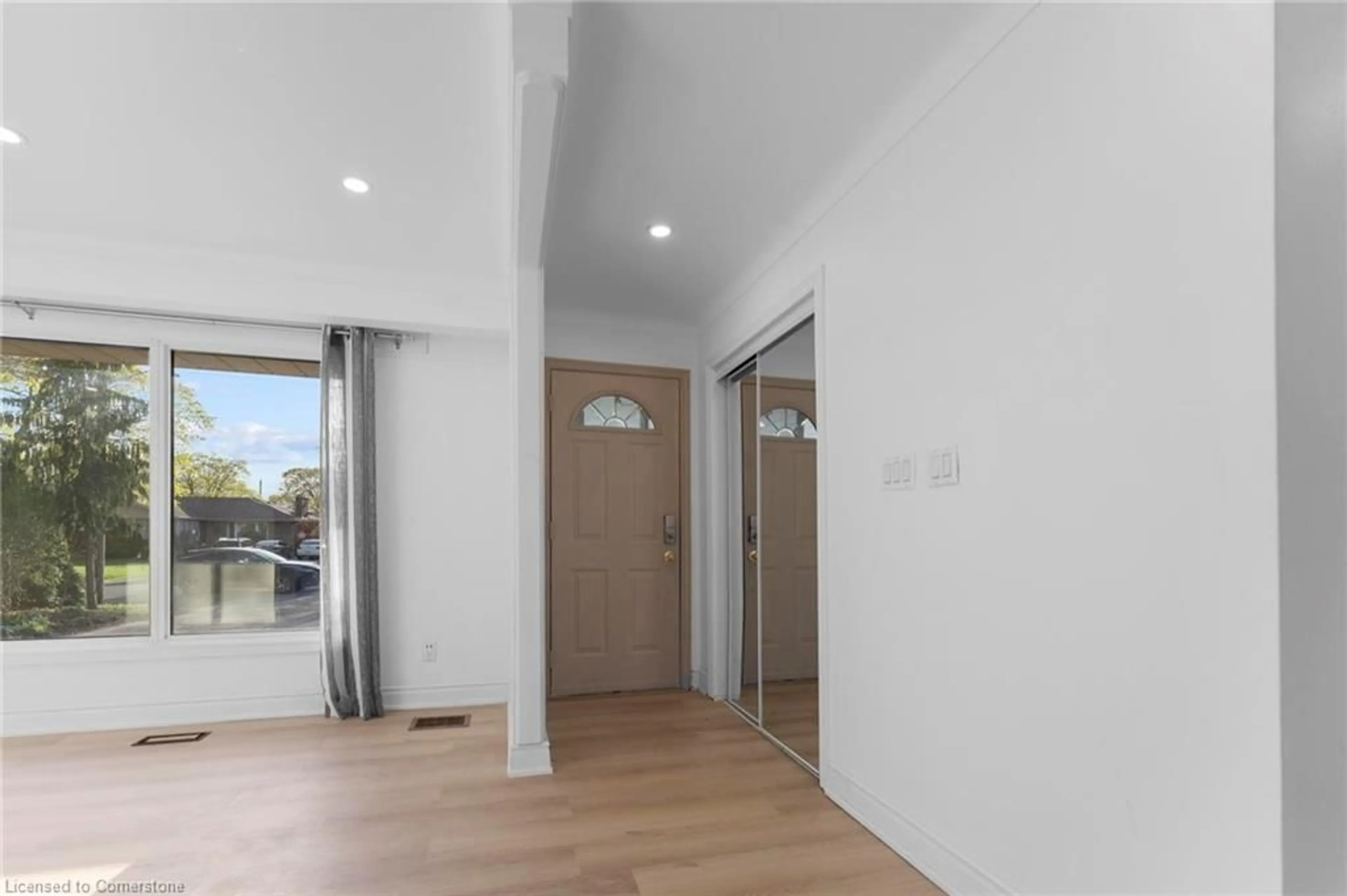 Indoor entryway for 60 Wakelin Terr, St. Catharines Ontario L2M 4K9