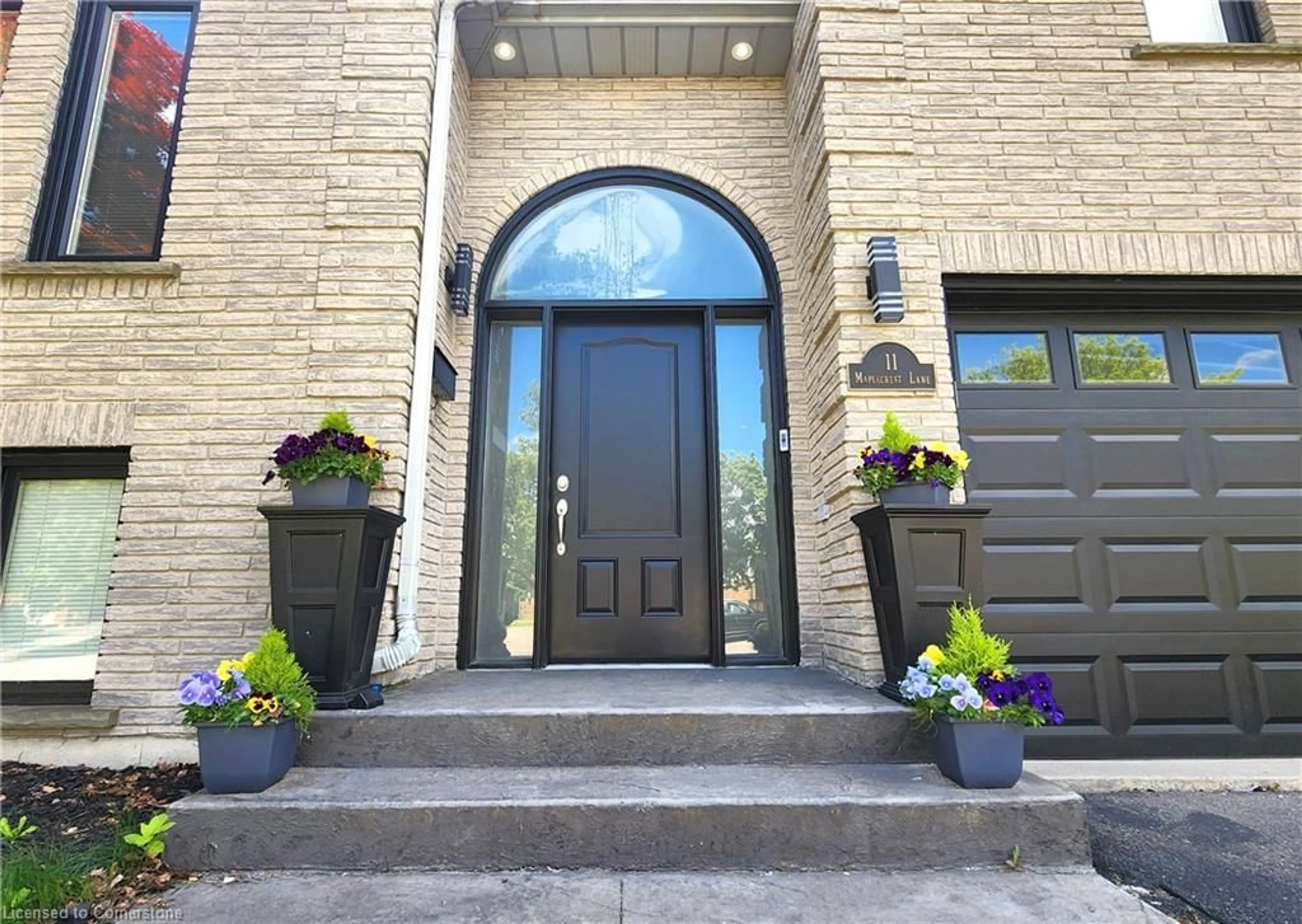 Indoor entryway for 11 Maplecrest Lane, Brantford Ontario N3R 7V1