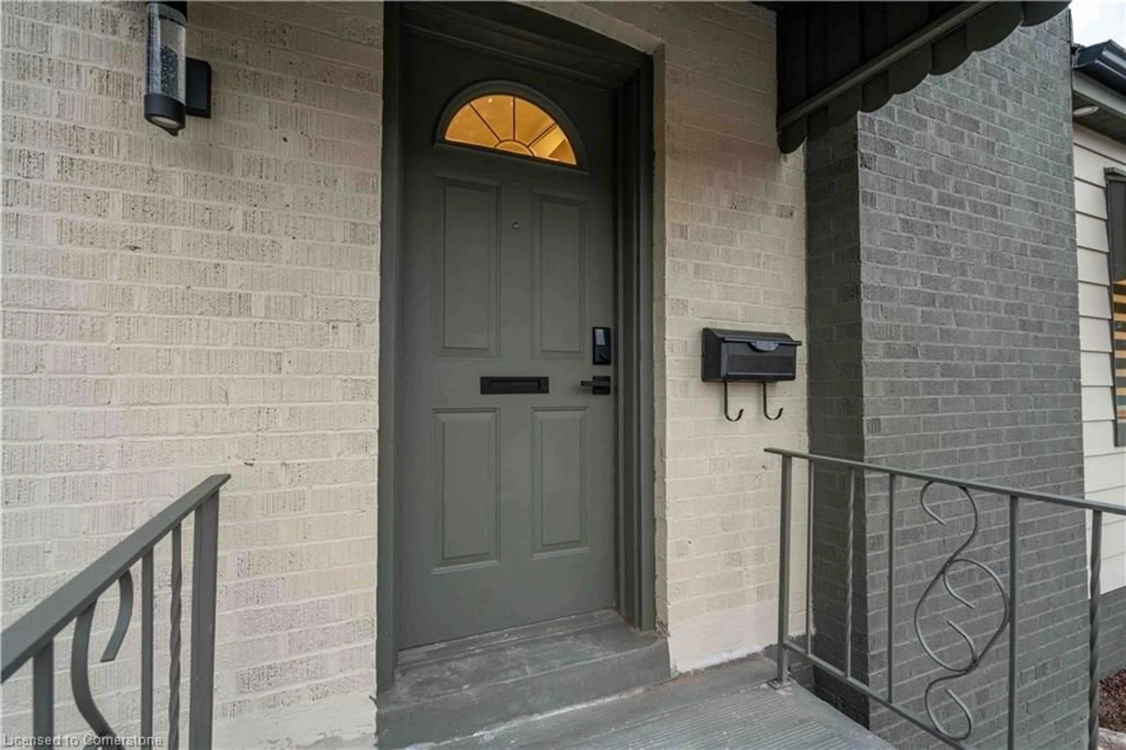 Indoor entryway for 104 Second St #UPPER, Stoney Creek Ontario L8G 1Z4