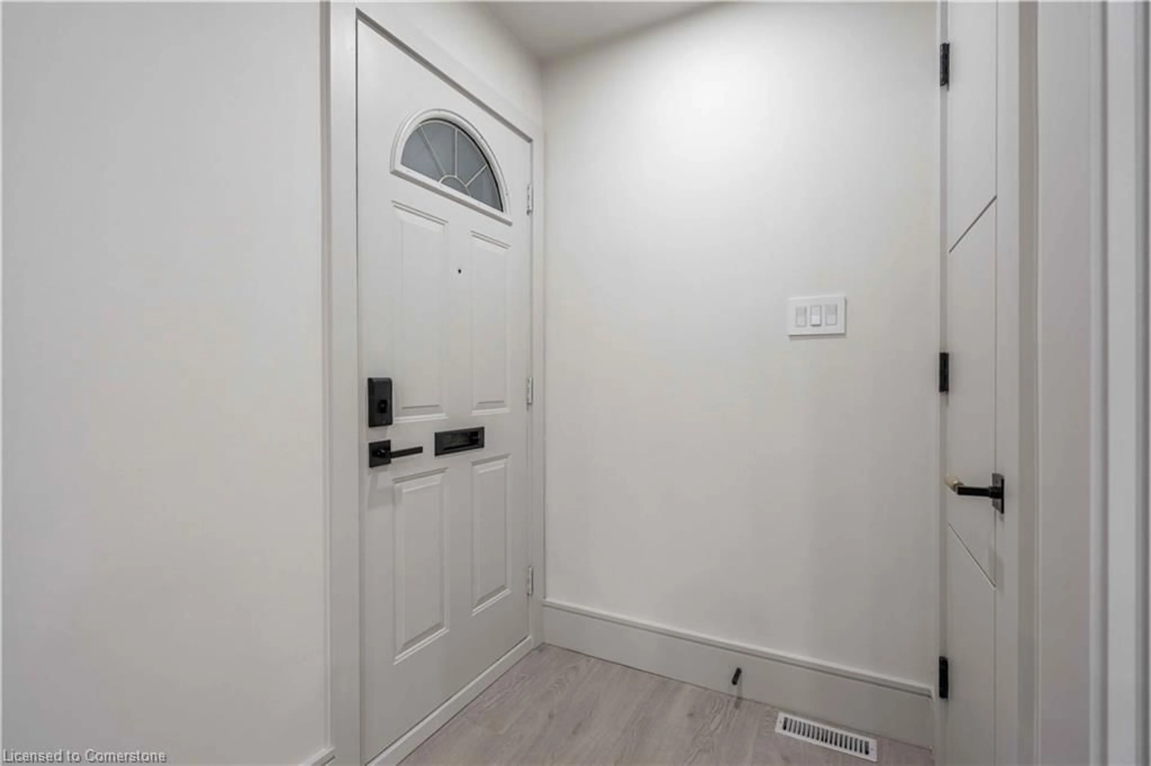 Indoor entryway for 104 Second St #UPPER, Stoney Creek Ontario L8G 1Z4