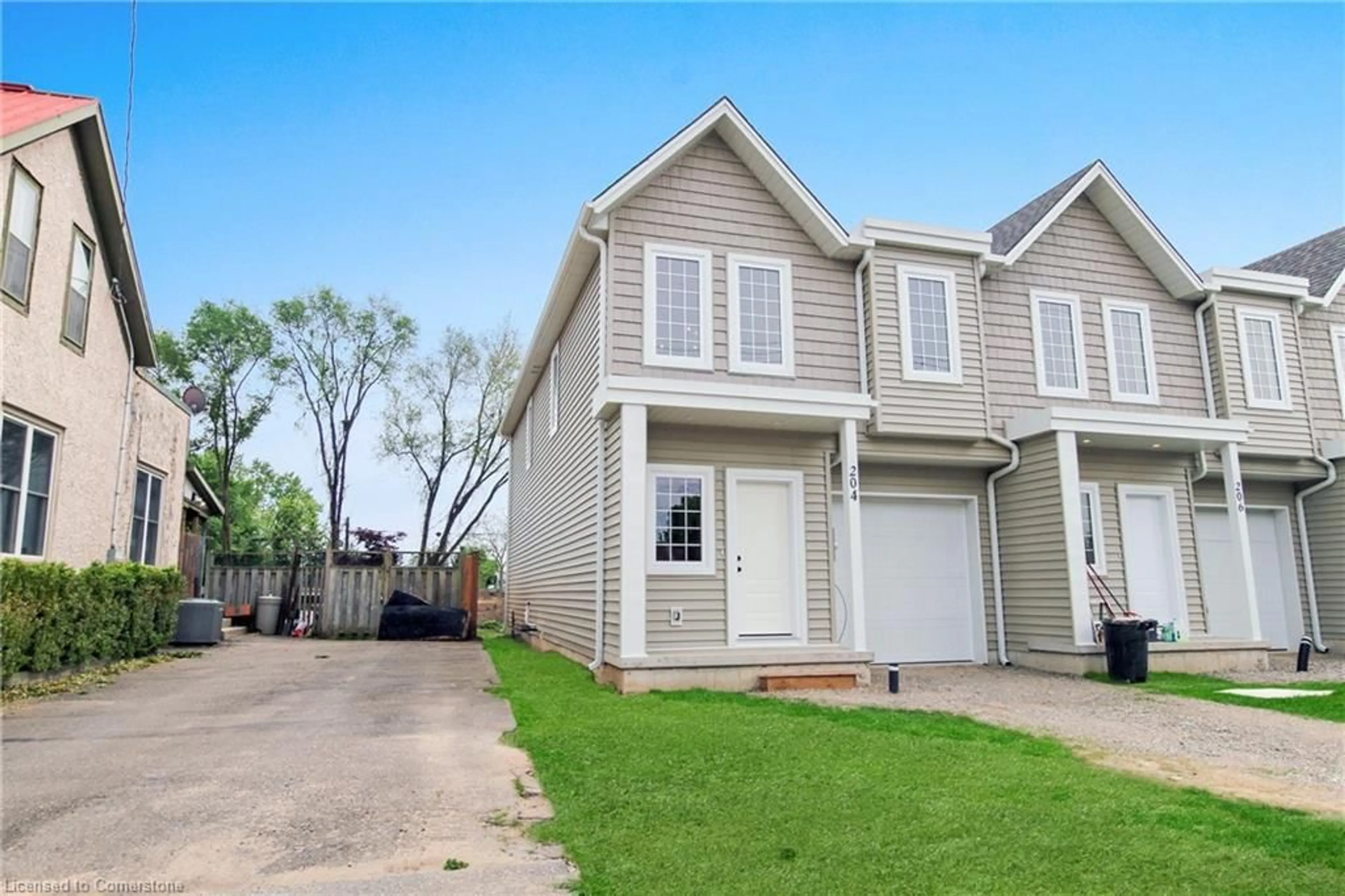 Home with vinyl exterior material, street for 204 William St, Delhi Ontario N4B 1M8