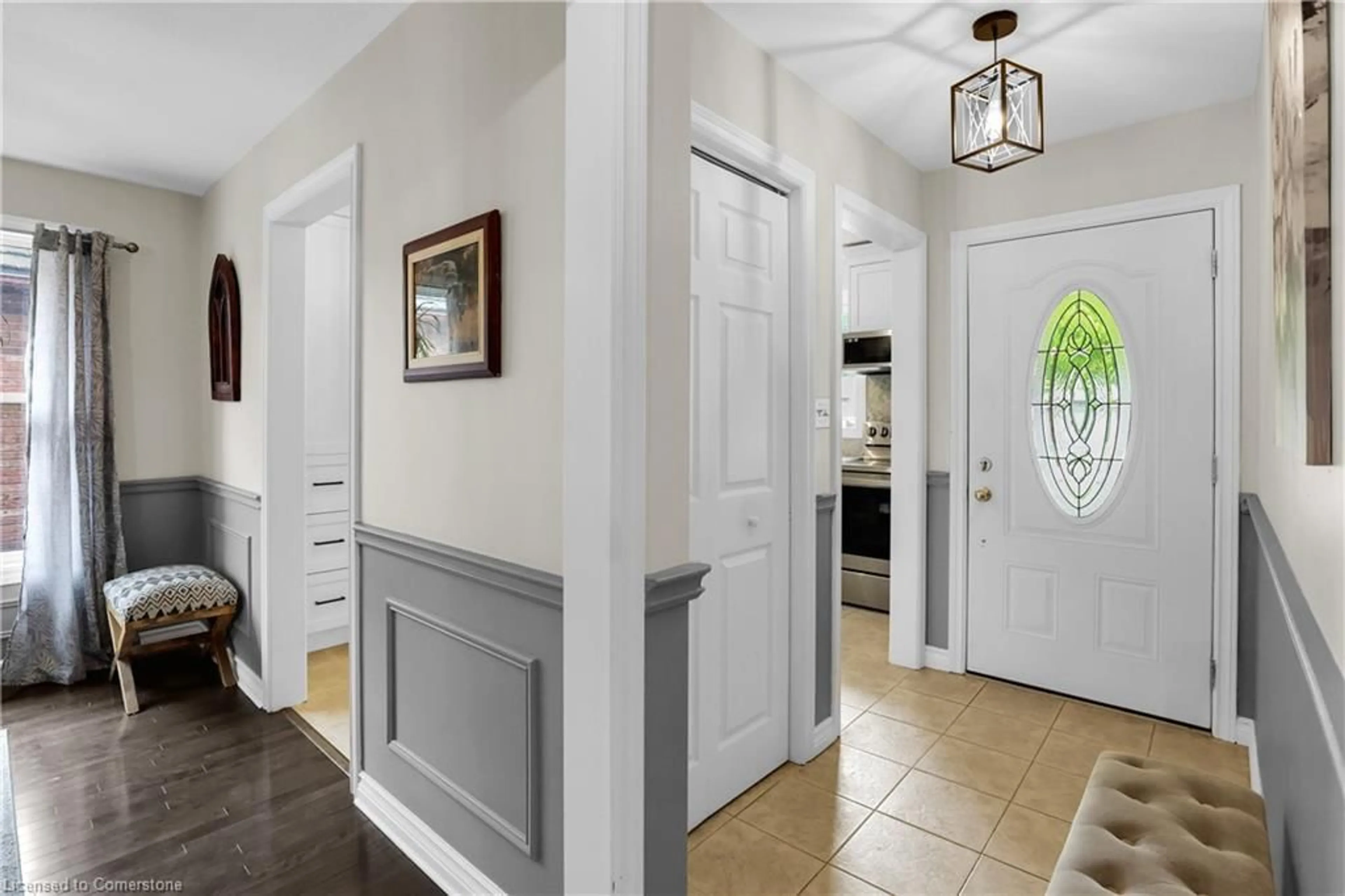 Indoor entryway for 26 Killins St, Smithville Ontario L0R 2A0