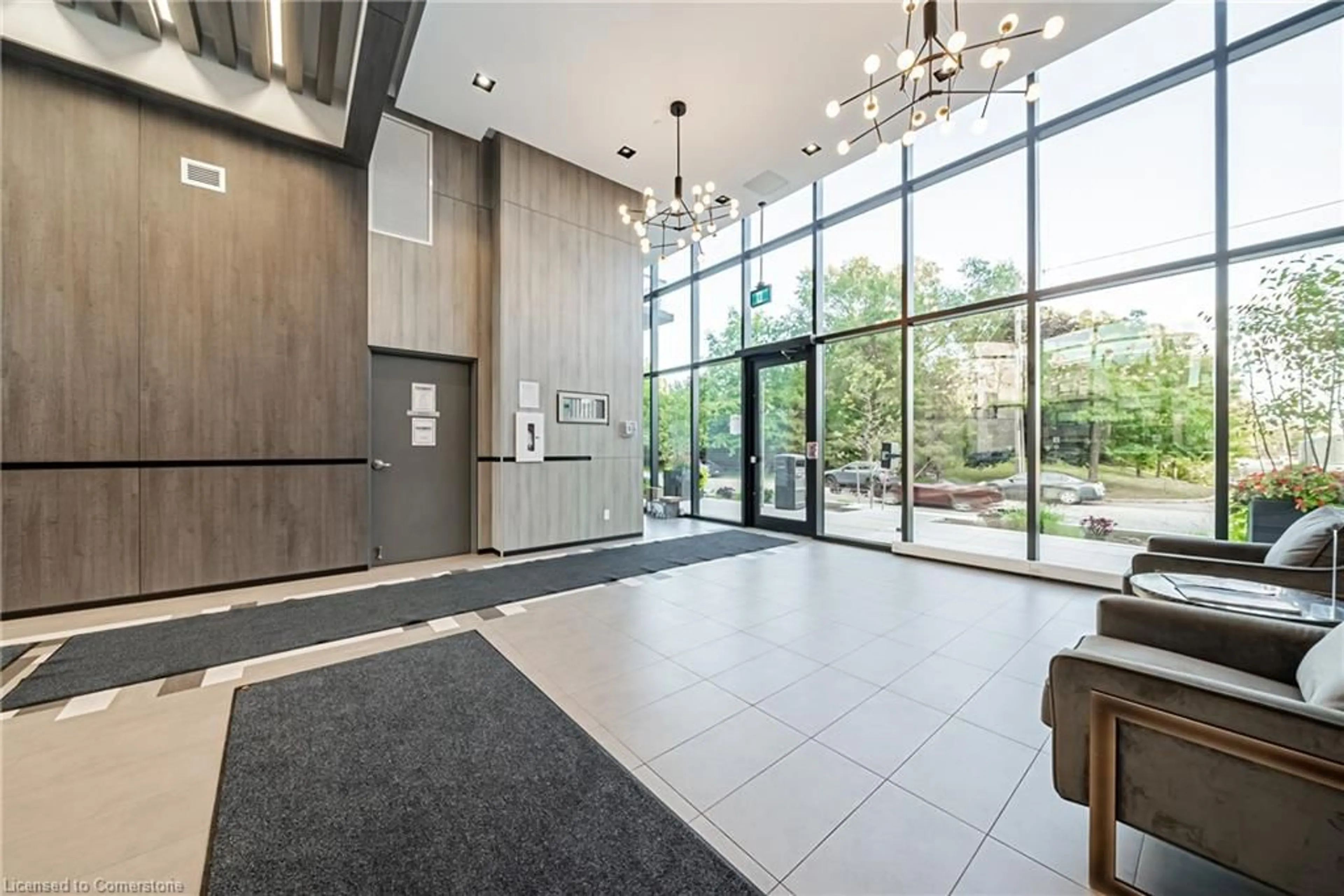 Indoor foyer for 1117 Cooke Blvd #A101, Burlington Ontario L7T 4A8