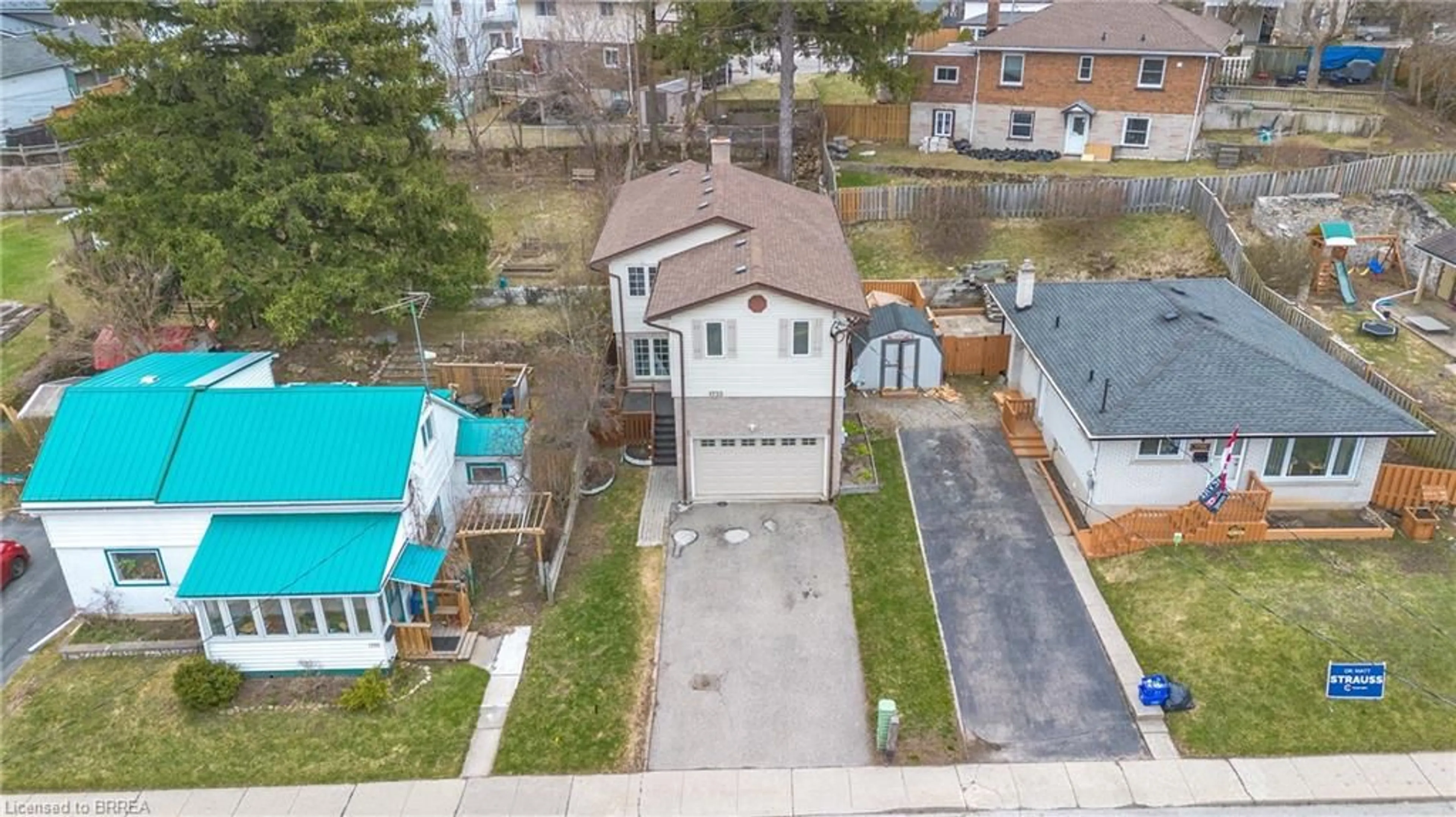 A pic from outside/outdoor area/front of a property/back of a property/a pic from drone, street for 1733 Franklin Blvd, Cambridge Ontario N3C 1N7