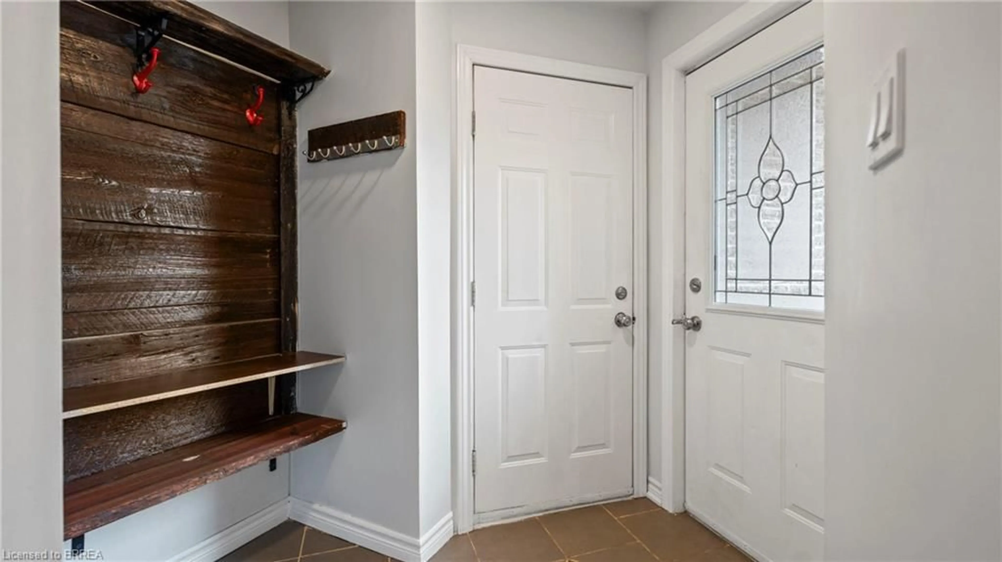 Indoor entryway for 1733 Franklin Blvd, Cambridge Ontario N3C 1N7