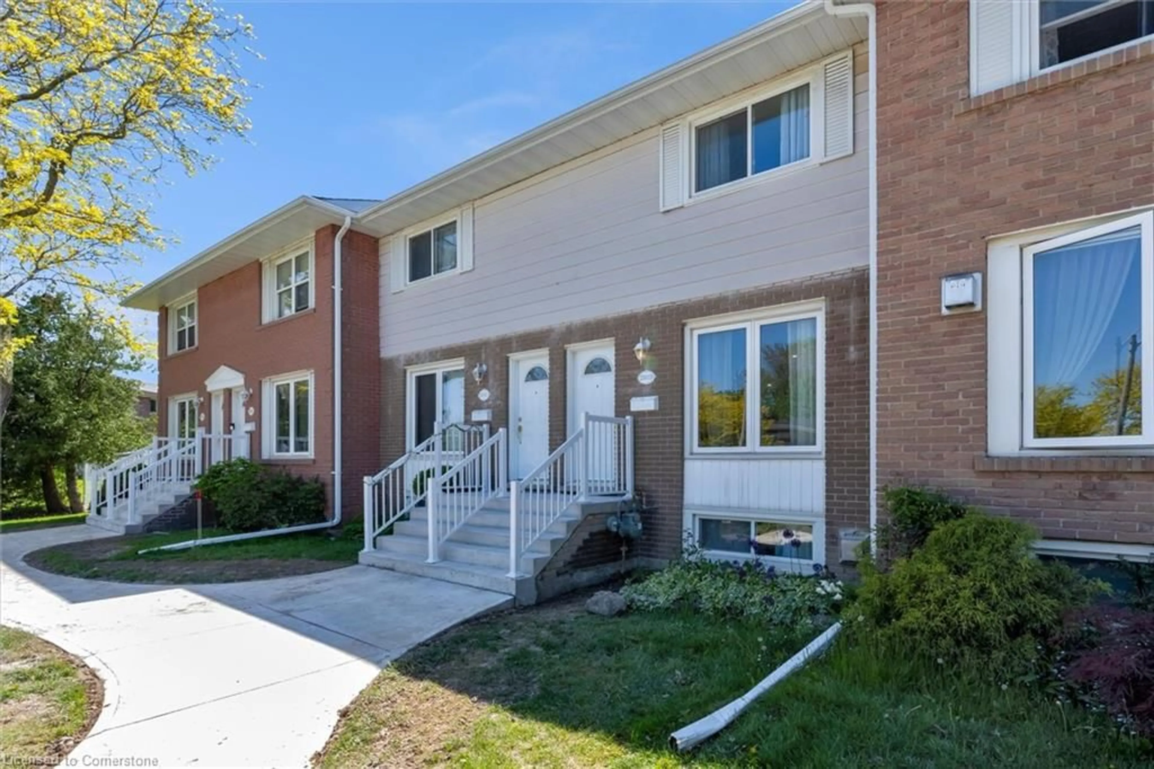 Home with brick exterior material, street for 2101 Meadowbrook Rd #D, Burlington Ontario L7P 2A5