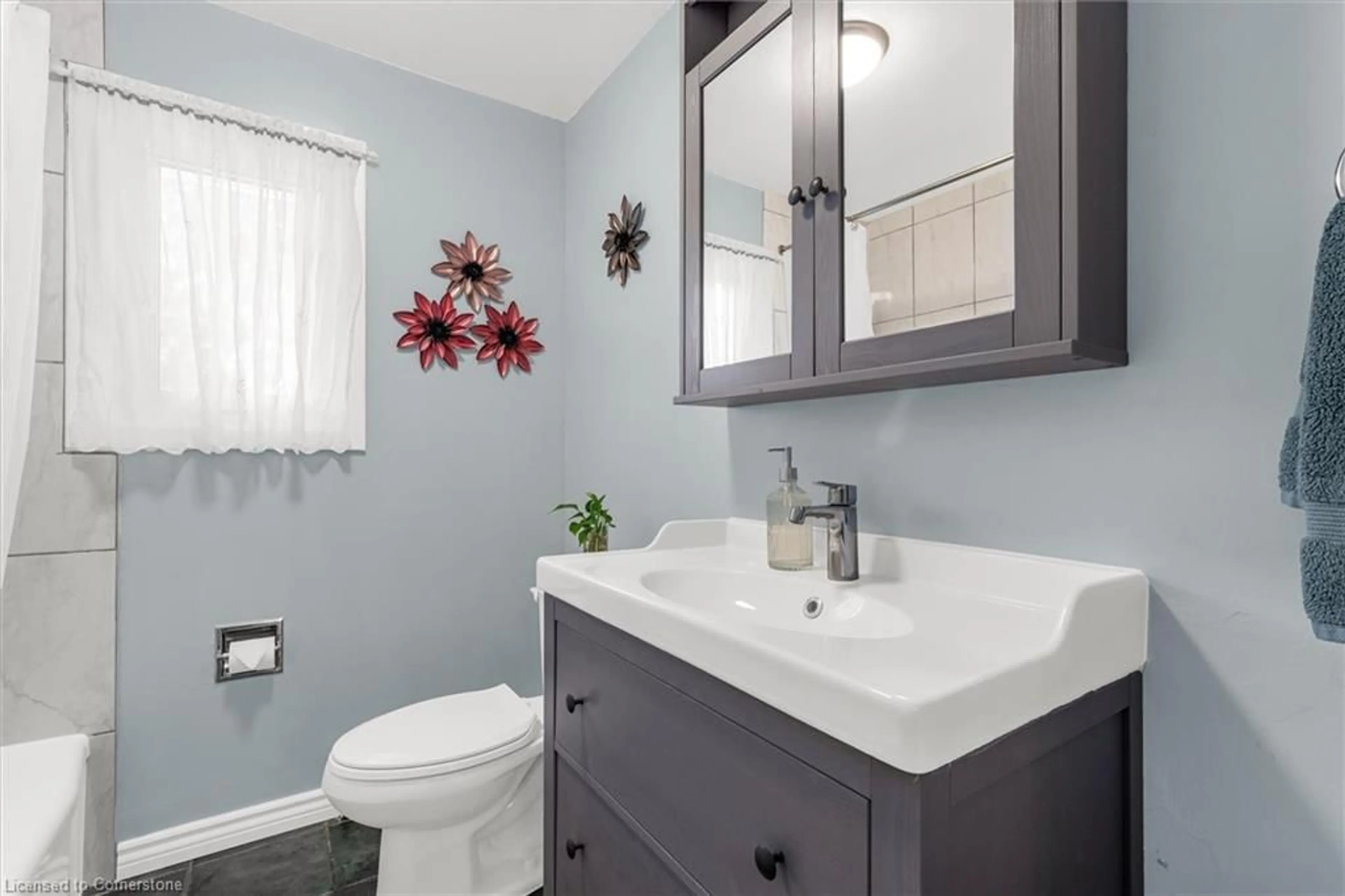 Standard bathroom, ceramic/tile floor for 2101 Meadowbrook Rd #D, Burlington Ontario L7P 2A5