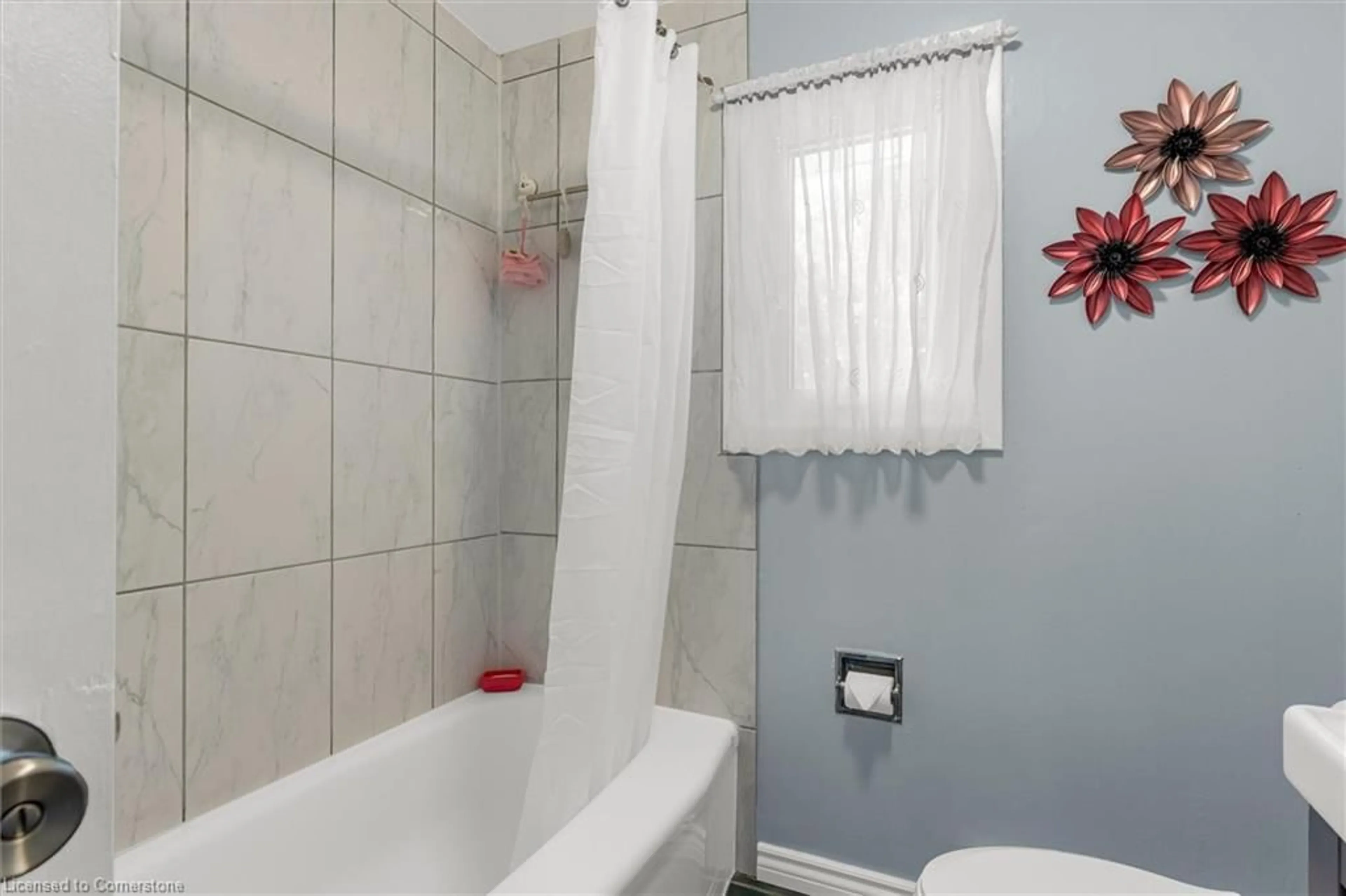 Standard bathroom, ceramic/tile floor for 2101 Meadowbrook Rd #D, Burlington Ontario L7P 2A5