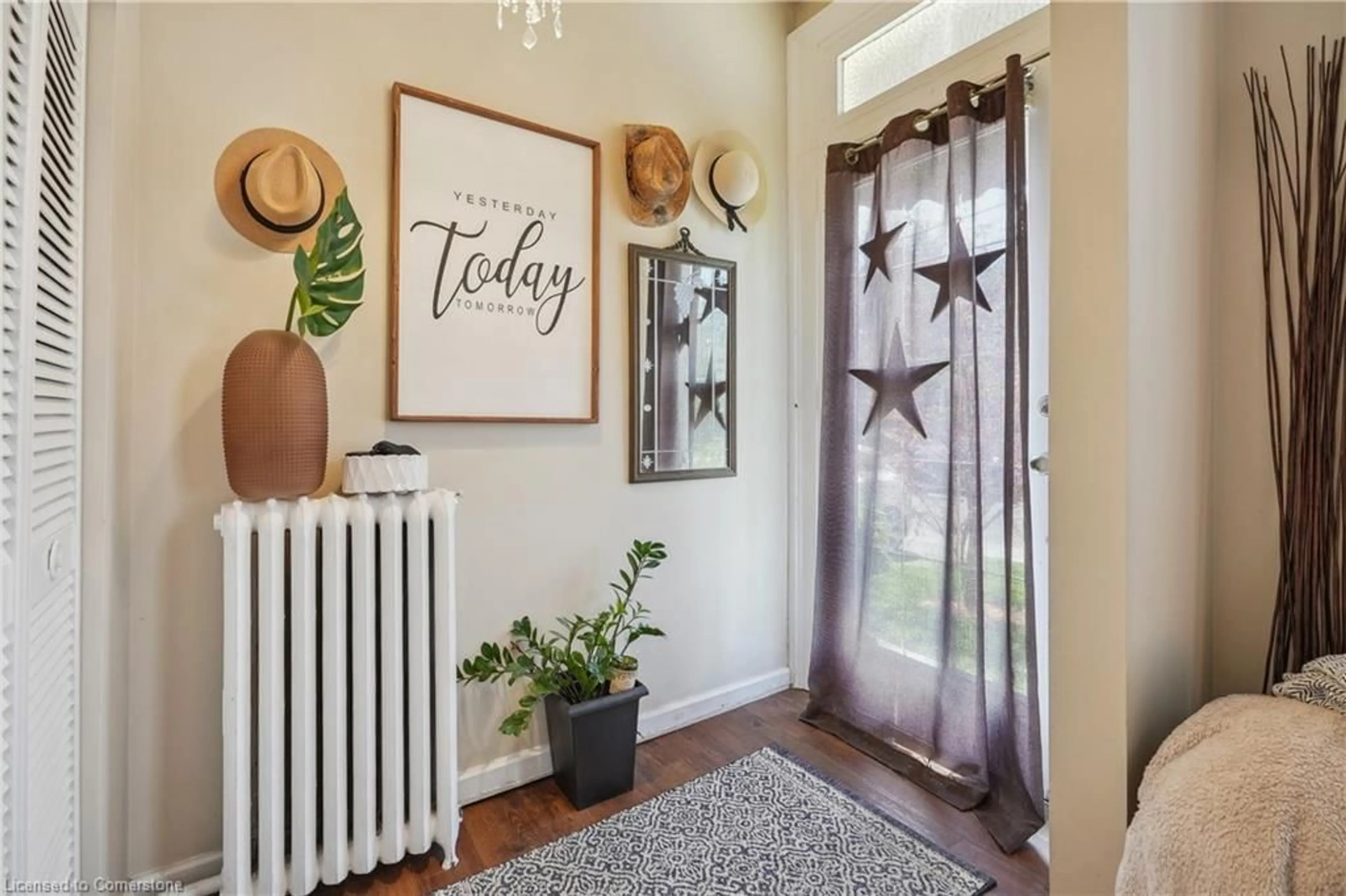 Indoor entryway for 224 Napier St, Hamilton Ontario L8R 1S7