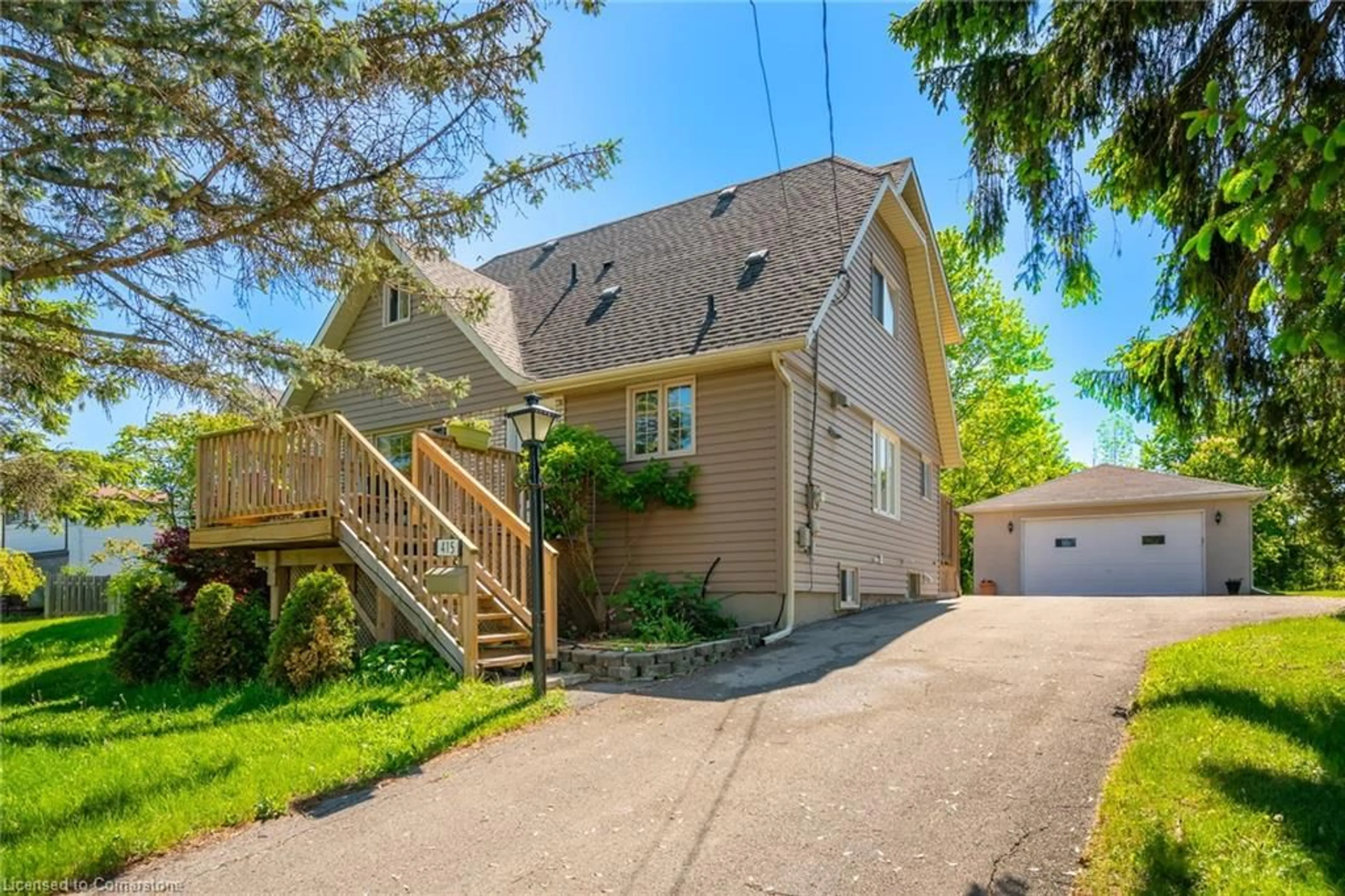 A pic from outside/outdoor area/front of a property/back of a property/a pic from drone, street for 415 Riverside Dr, Welland Ontario L3C 5E8