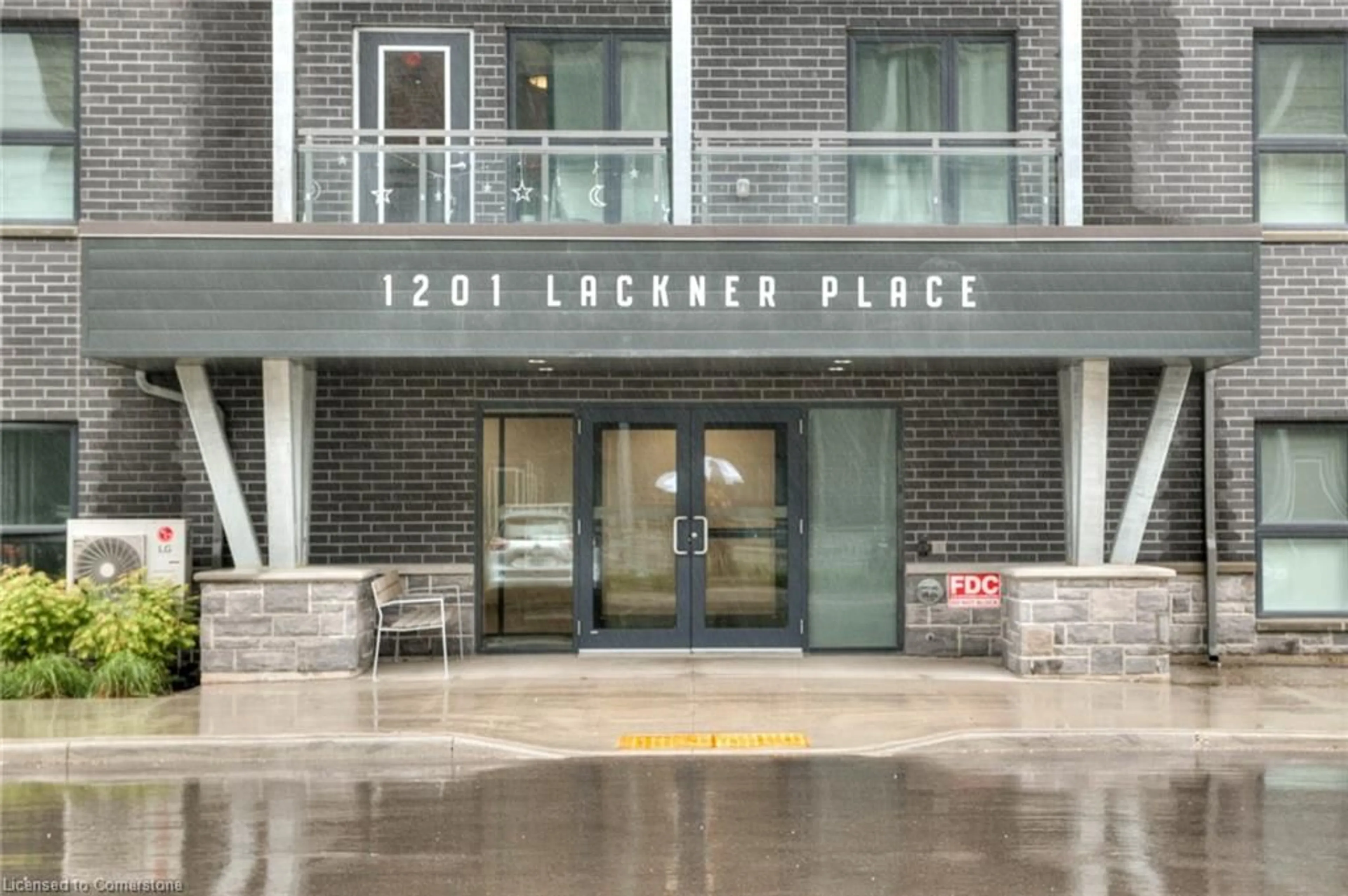 Indoor foyer for 1201 Lackner Pl #308, Kitchener Ontario N2A 0L4
