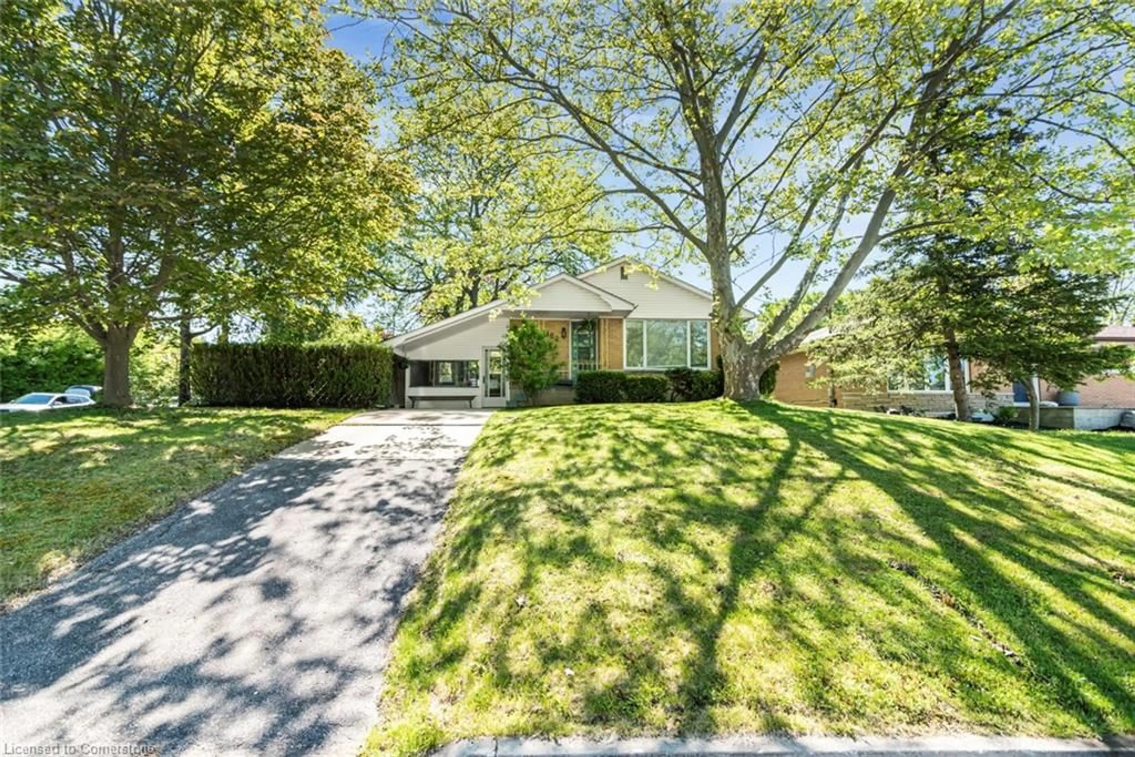 A pic from outside/outdoor area/front of a property/back of a property/a pic from drone, street for 100 Ross St, Caledonia Ontario N3W 1A9