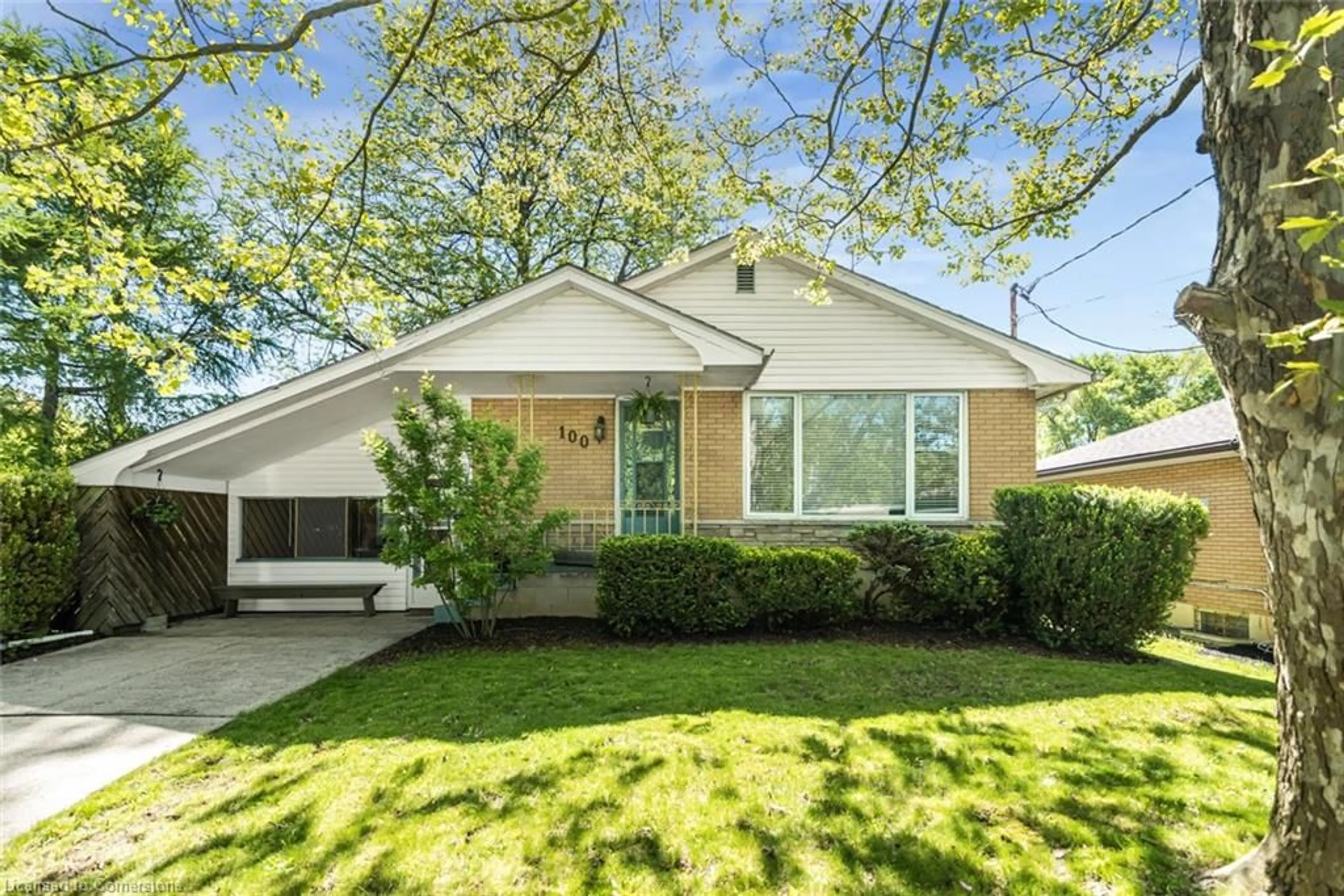 Home with vinyl exterior material, street for 100 Ross St, Caledonia Ontario N3W 1A9