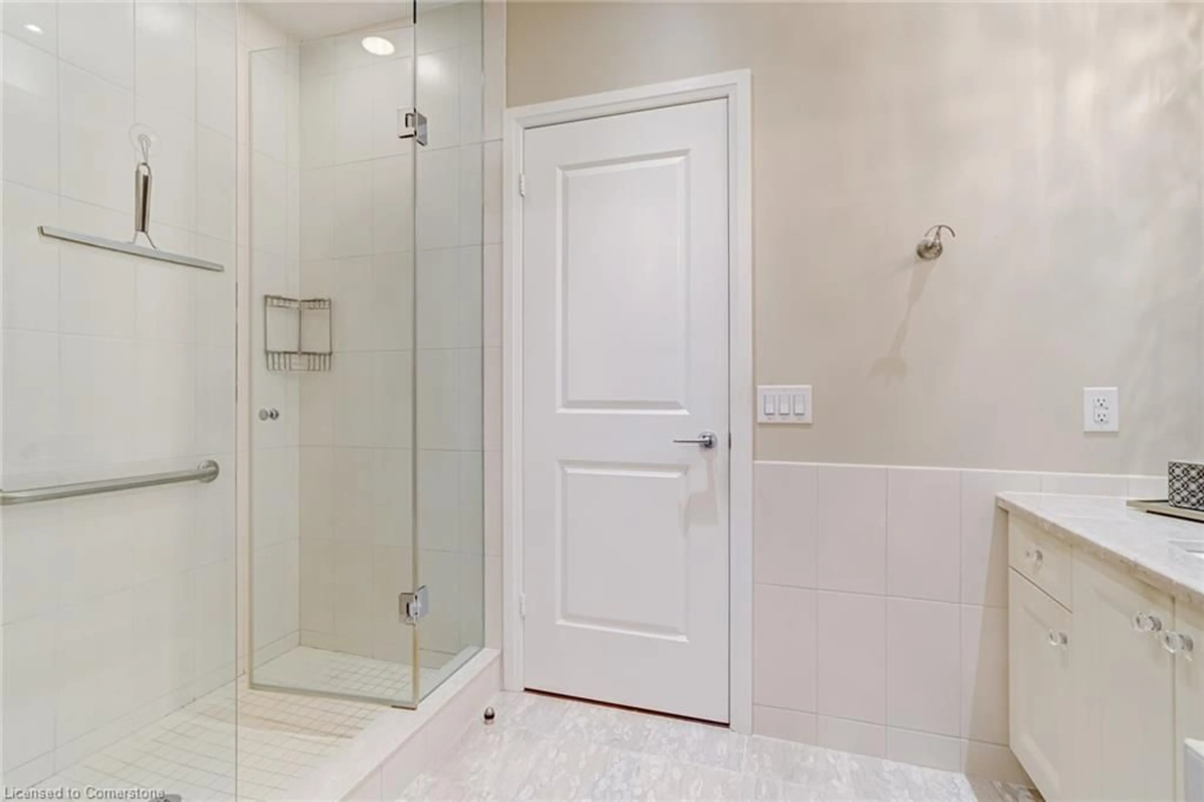 Standard bathroom, ceramic/tile floor for 1055 Southdown Rd #UPH10, Mississauga Ontario L5J 0A3