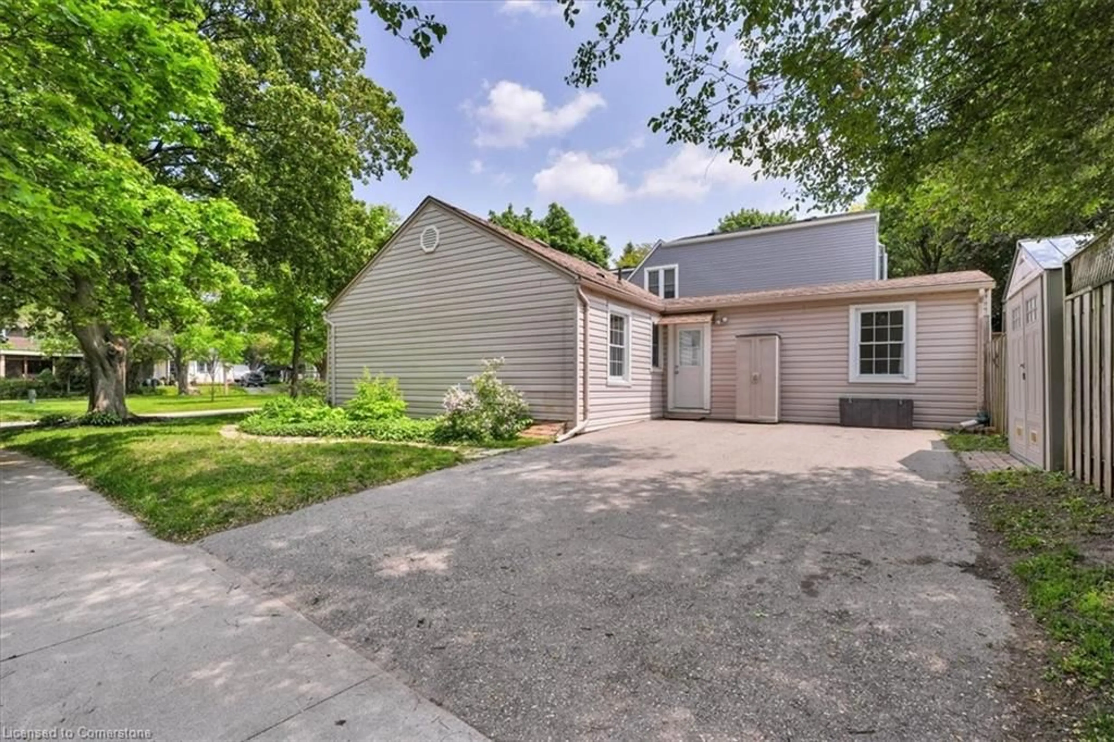 A pic from outside/outdoor area/front of a property/back of a property/a pic from drone, street for 39 Brant Cres, Kitchener Ontario N2M 4A2