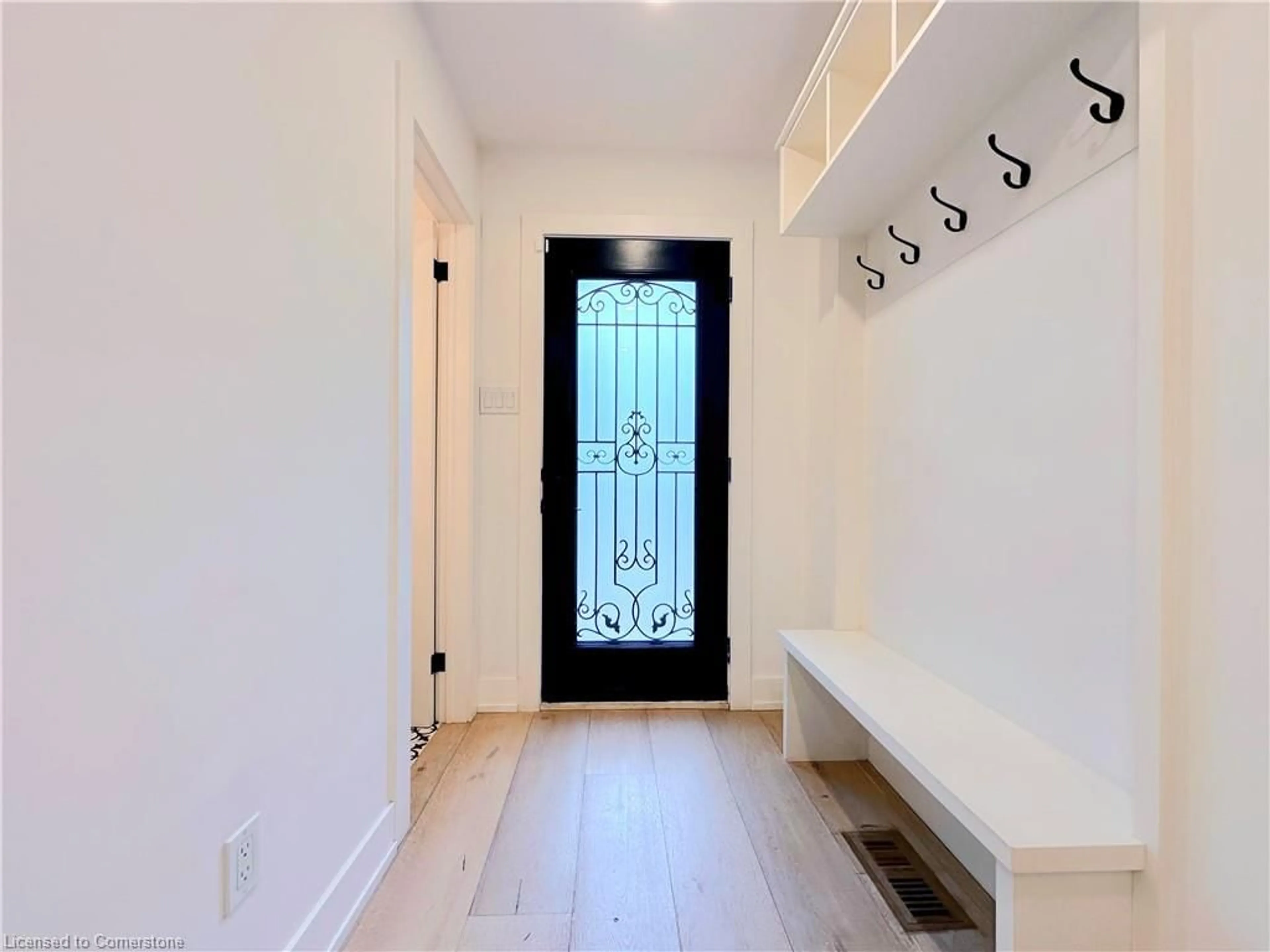 Indoor entryway for 1497 Lancaster Dr, Oakville Ontario L6H 2T2