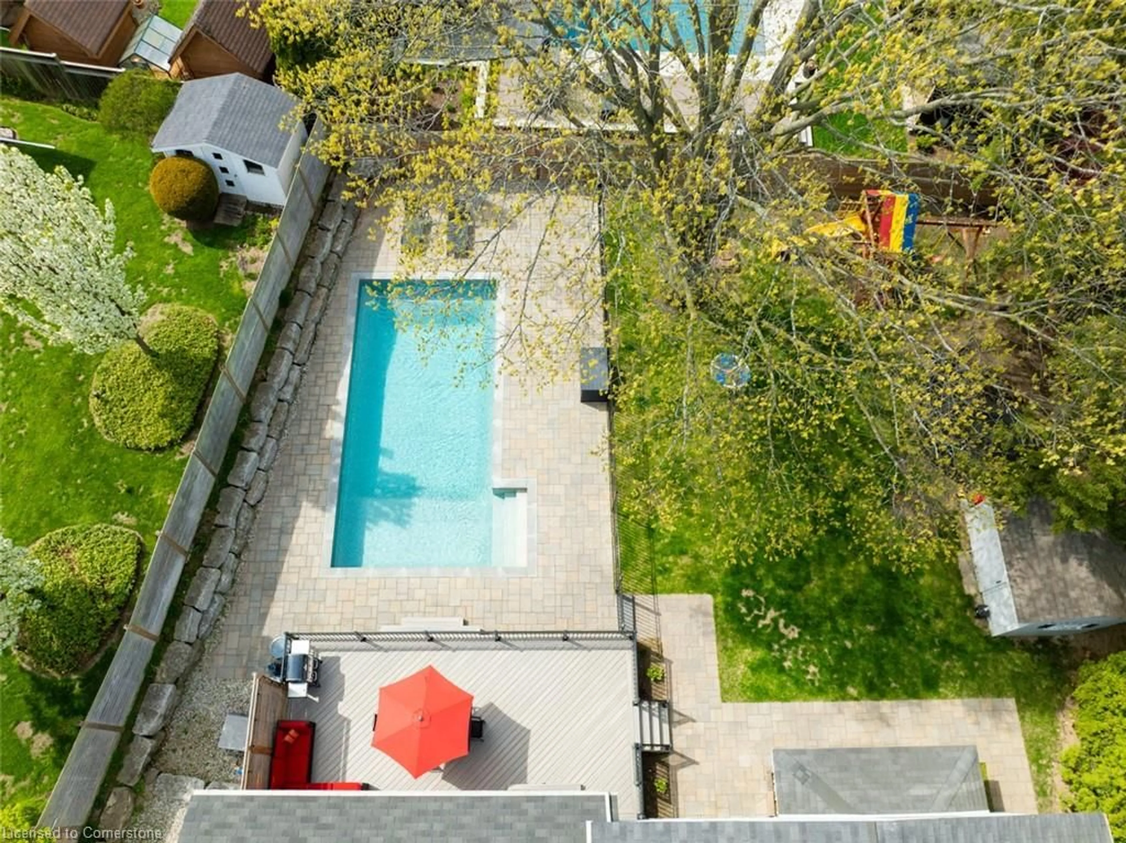 A pic from outside/outdoor area/front of a property/back of a property/a pic from drone, street for 585 Deborah Cres, Burlington Ontario L7T 2N2