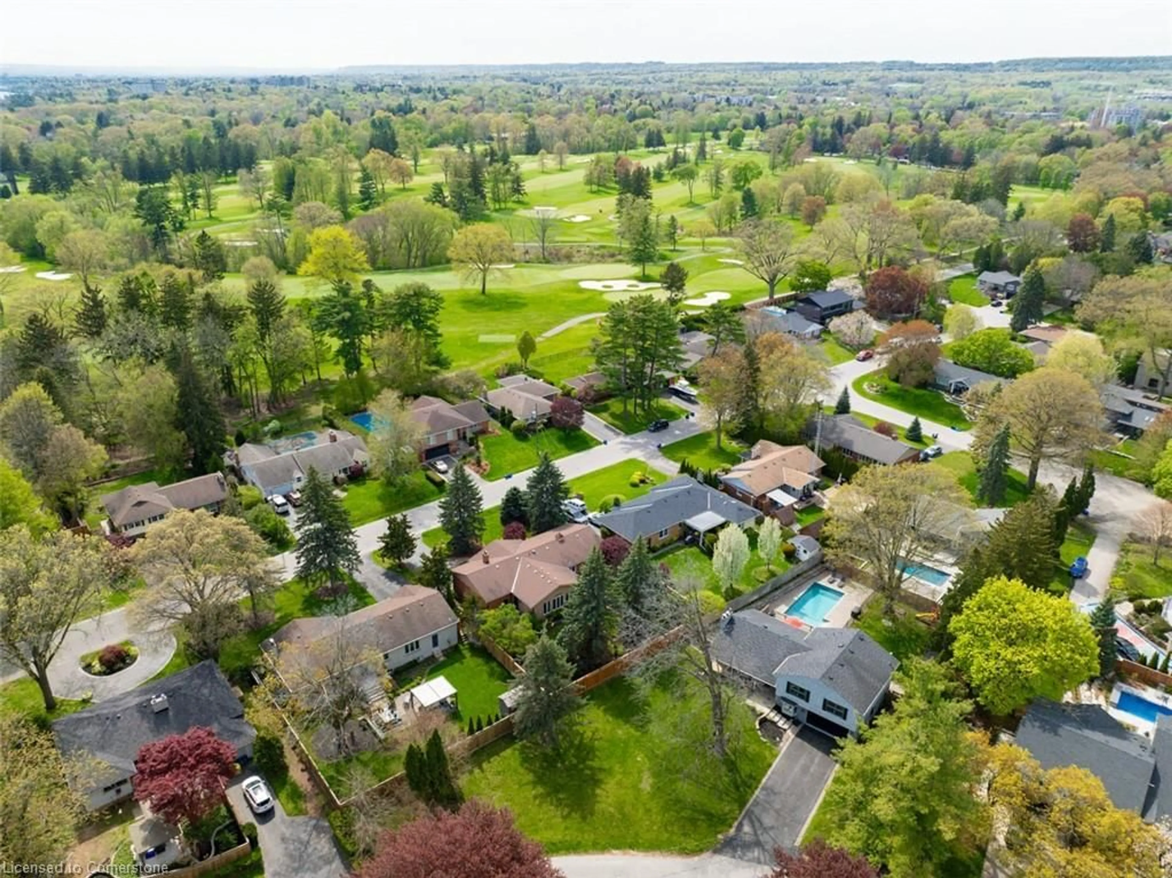 A pic from outside/outdoor area/front of a property/back of a property/a pic from drone, unknown for 585 Deborah Cres, Burlington Ontario L7T 2N2