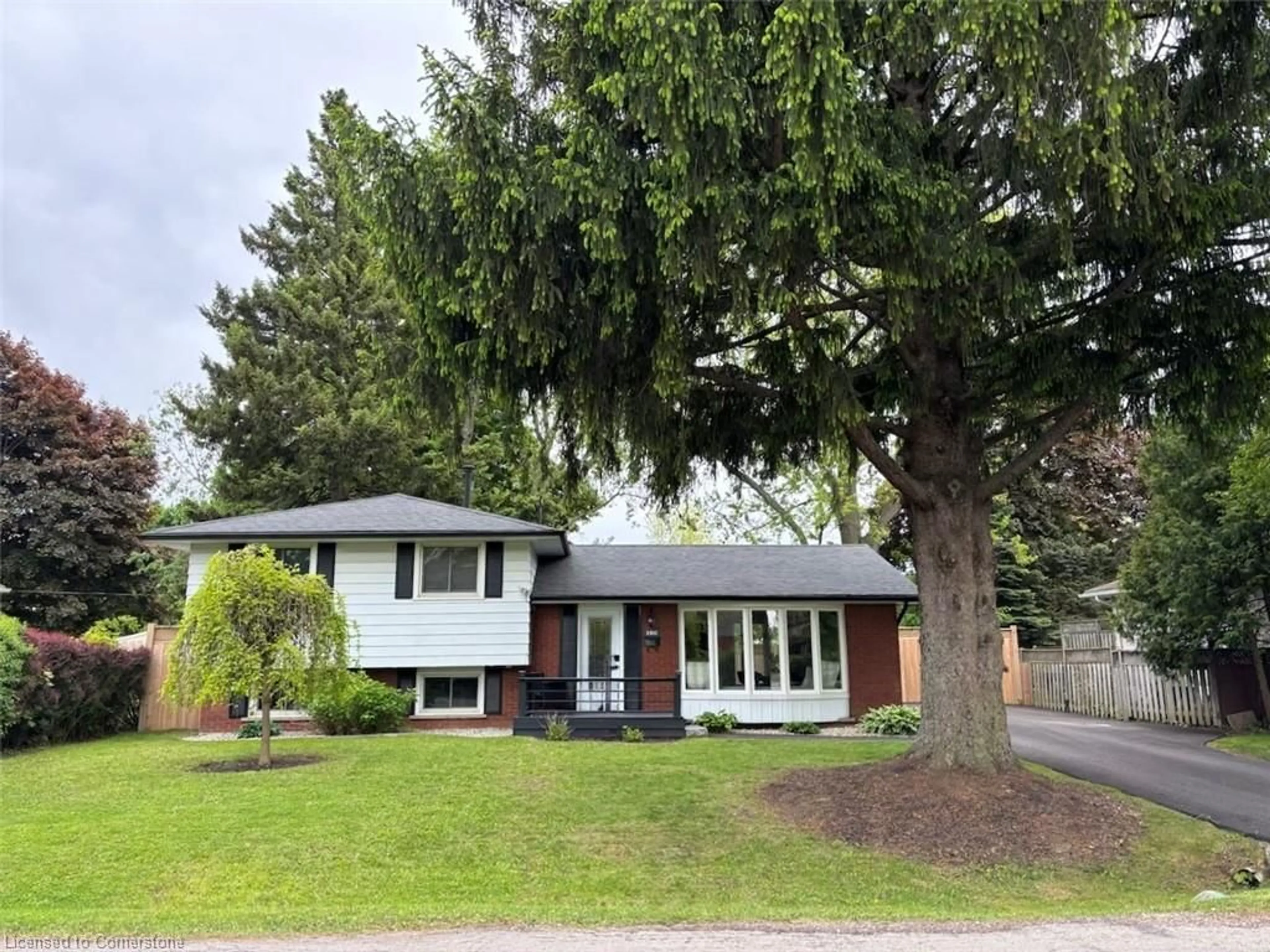 Home with vinyl exterior material, street for 160 Council Cres, Ancaster Ontario L9G 1V1